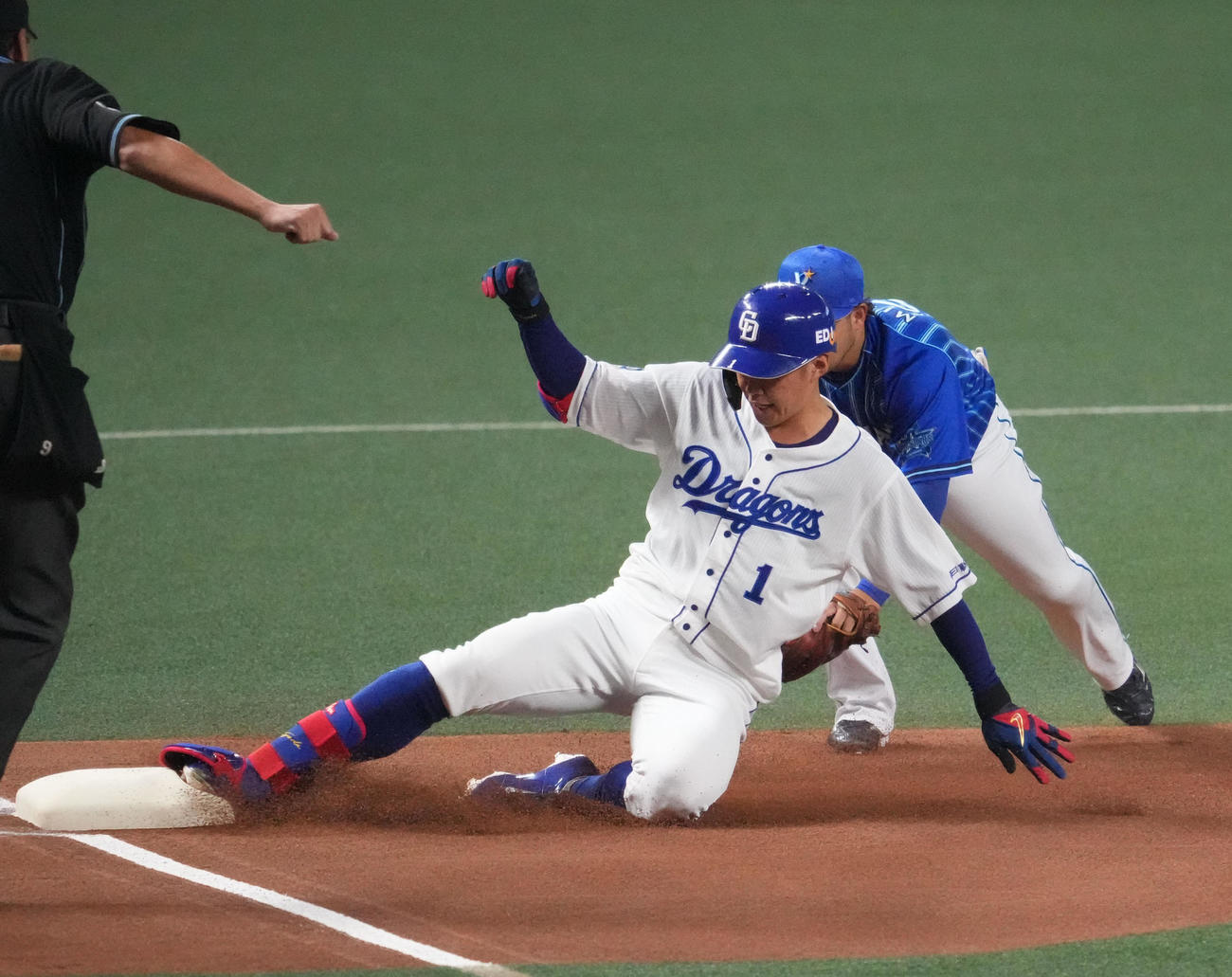 中日対DeNA 1回裏中日無死、右中間へ三塁打を放ち滑り込む京田（撮影・森本幸一）