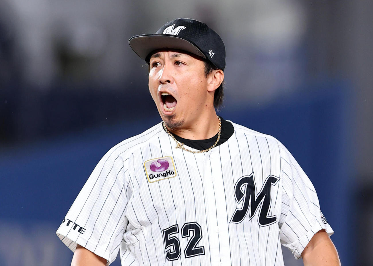 ロッテ対日本ハム　9回表日本ハム2死三塁、野村を一飛に仕留め無失点で抑えた益田は雄たけびを上げる（撮影・垰建太）