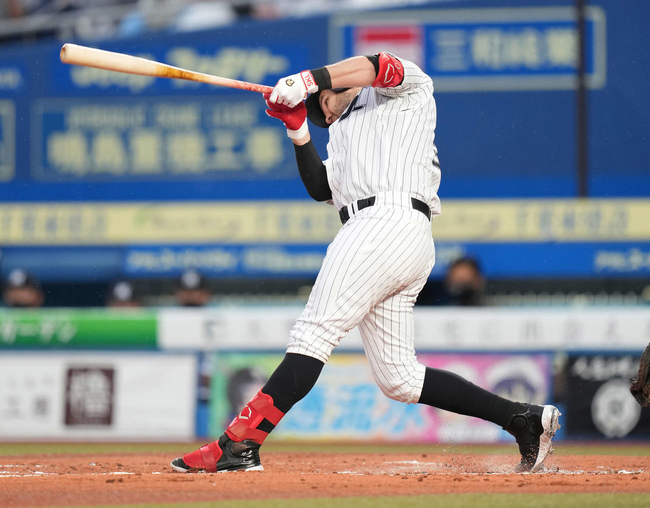 ロッテ対日本ハム　1回裏ロッテ2死一、二塁、左中間に先制の2点適時二塁打を放つレアード（撮影・鈴木みどり）