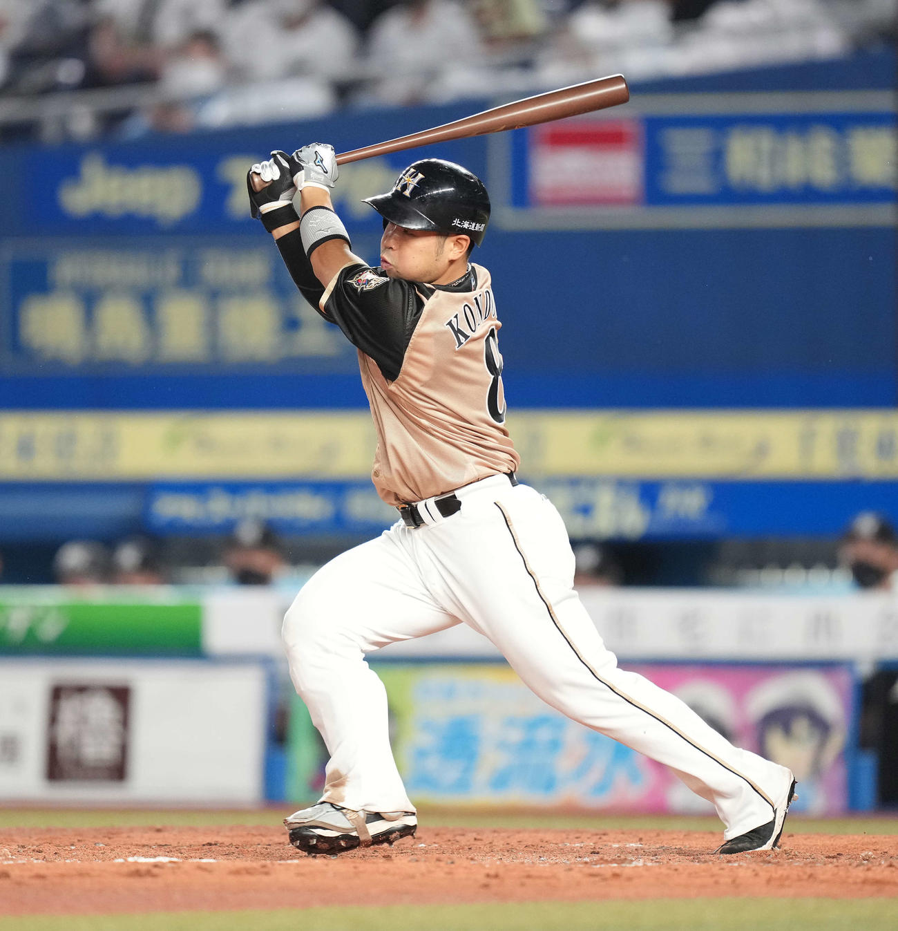 ロッテ対日本ハム　5回表日本ハム無死一、二塁、中前適時打を放つ近藤（撮影・鈴木みどり）