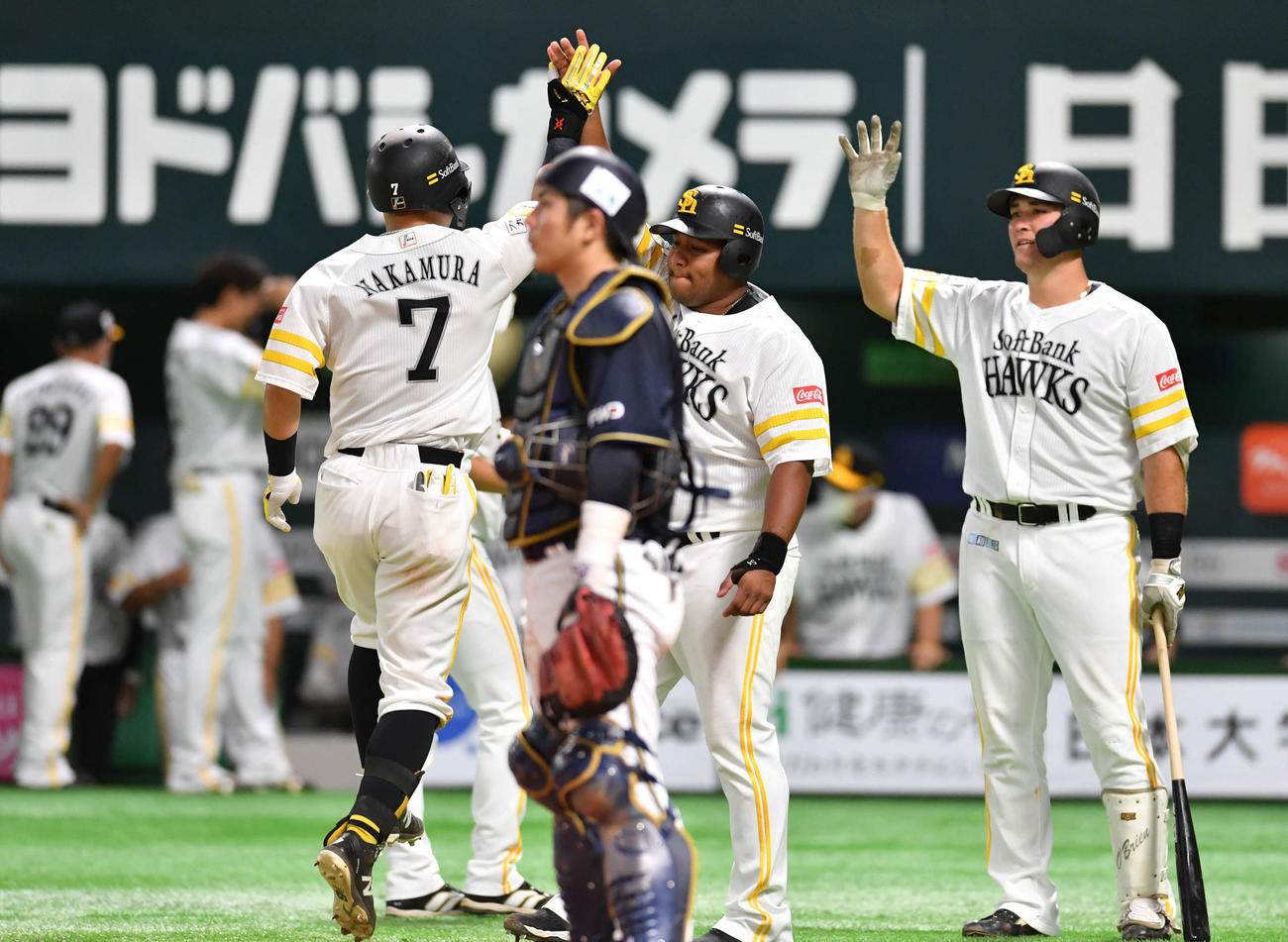 5回裏ソフトバンク2死二塁、右越え2点本塁打を放った中村晃（左）を迎えるデスパイネ（中央）ら（撮影・岩下翔太）