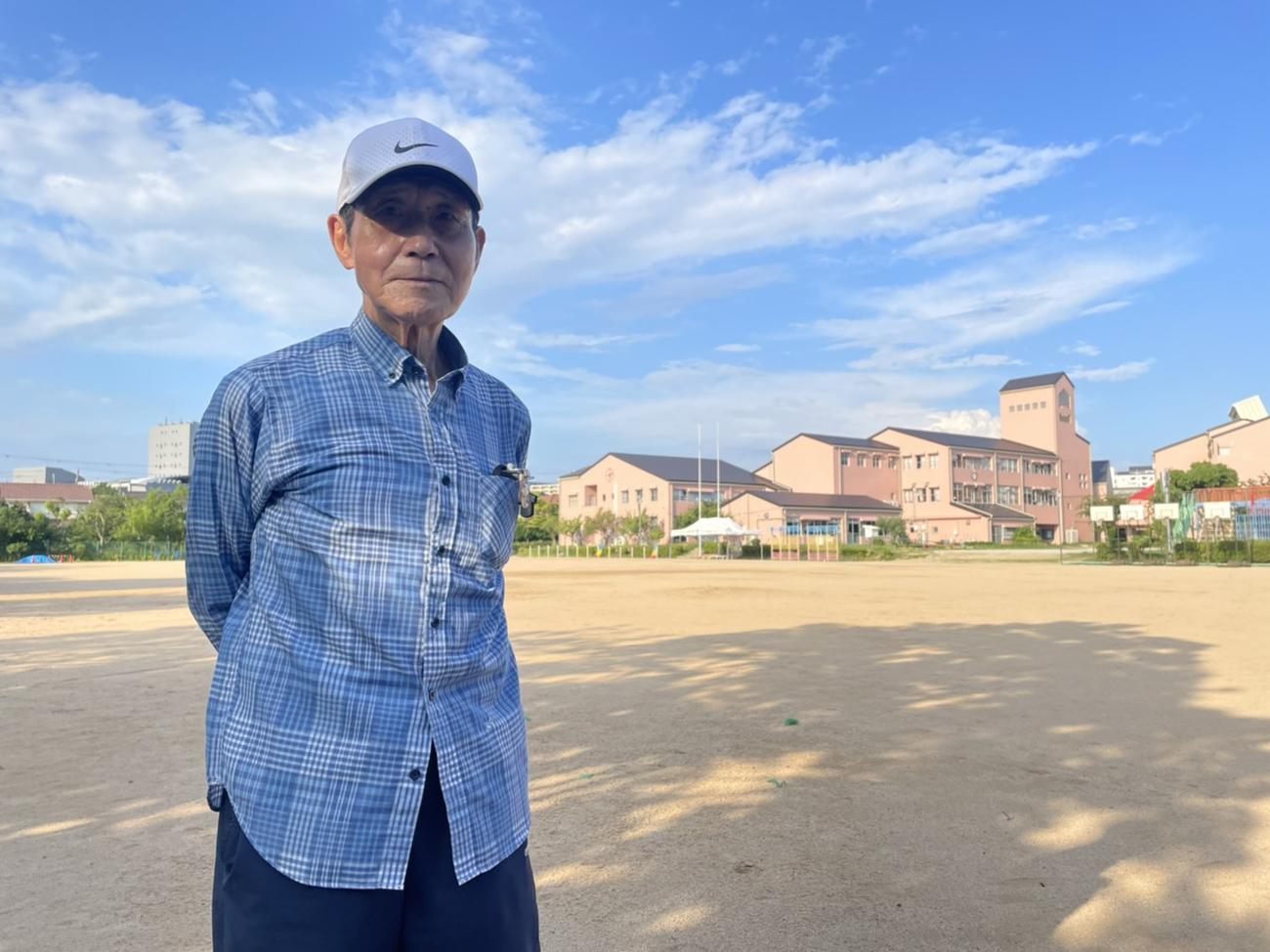 西武栗山の小学校時代からの恩師・牧野栄一さん。栗山とティー打撃を行った小寺小学校で
