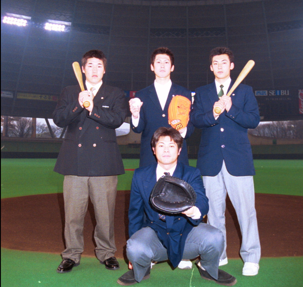 01年12月、西武新入団選手発表でポーズを取る、前列細川亨、後列左から中村剛也、竹内和也、栗山巧