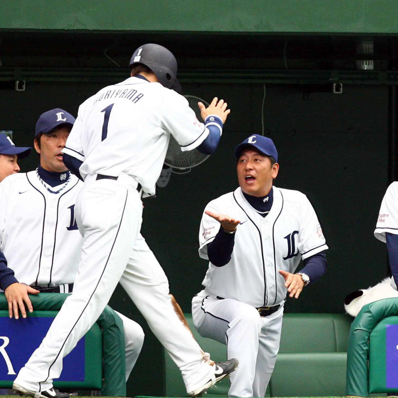 2009年5月　栗山巧（背番1）を出迎える渡辺久信監督