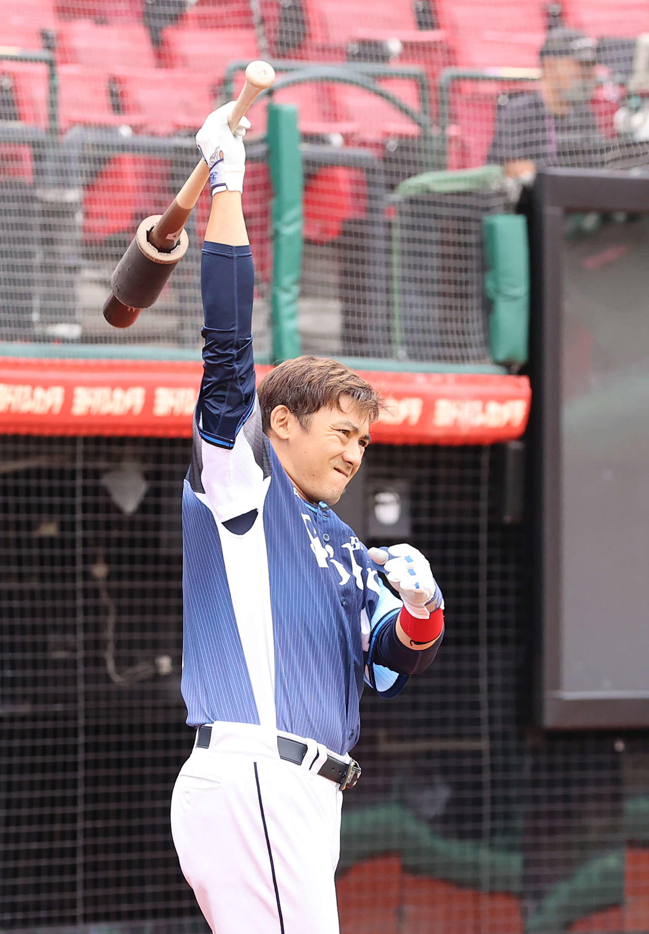 楽天対西武　試合前、バットを手に集中した表情を見せる西武栗山（撮影・河野匠）