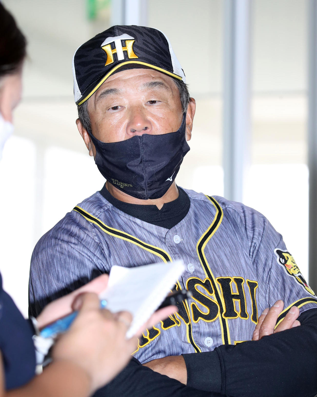 ウエスタンリーグ中日対阪神　2戦続けて降雨中止となり記者の取材に答える平田監督（撮影・加藤哉）
