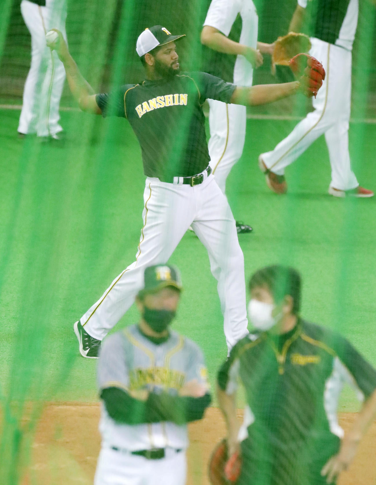 ウエスタンリーグ中日対阪神　キャッチボールするアルカンタラ。手前左は平田監督（撮影・加藤哉）