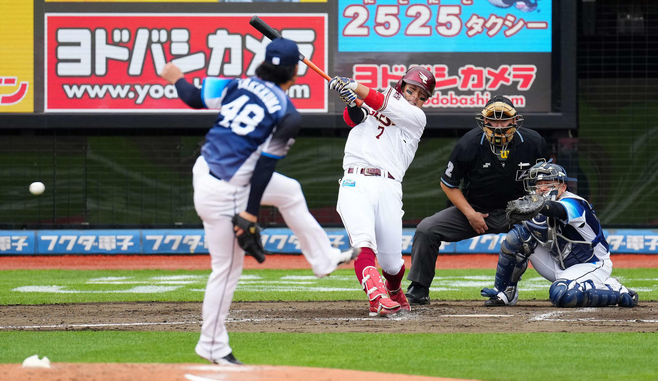 楽天対西武　4回裏楽天2死満塁、2点適時打を放つ鈴木大。投手武隈（撮影・江口和貴）