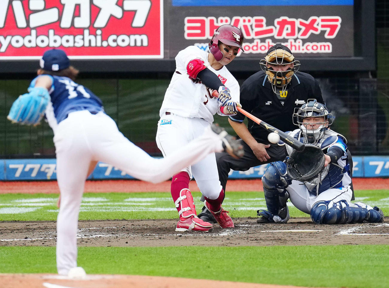 楽天対西武　3回裏楽天2死一、二塁、右前適時打を放つ鈴木大。投手今井（撮影・江口和貴）