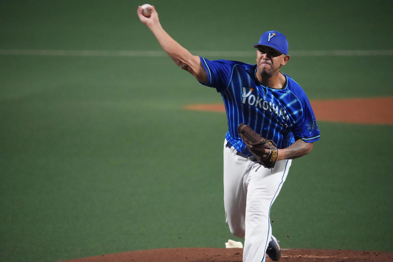 中日対DeNA 1回裏、登板するDeNA先発のロメロ（撮影・森本幸一）