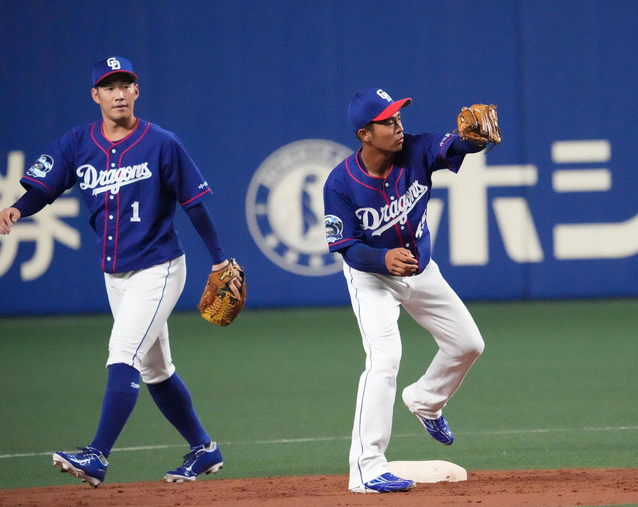 1軍合流しノックを受ける土田。左は京田（2021年9月3日撮影）