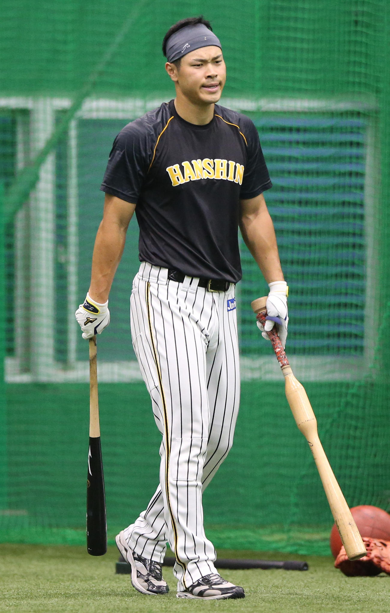 阪神対巨人　室内打撃で汗を流す佐藤輝（撮影・上山淳一）