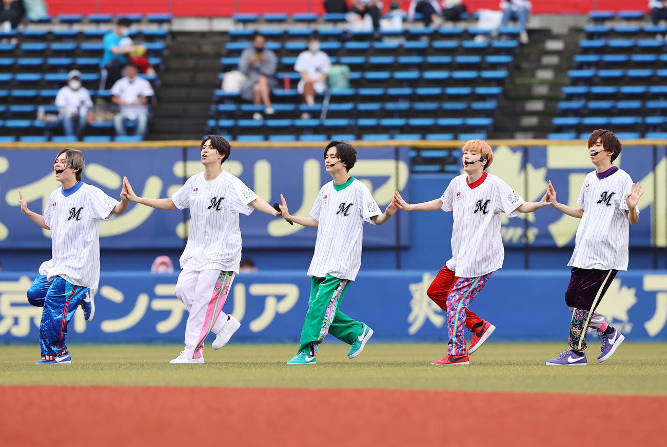 ロッテ対日本ハム　試合前、パフォーマンスする超特急（撮影・垰建太）