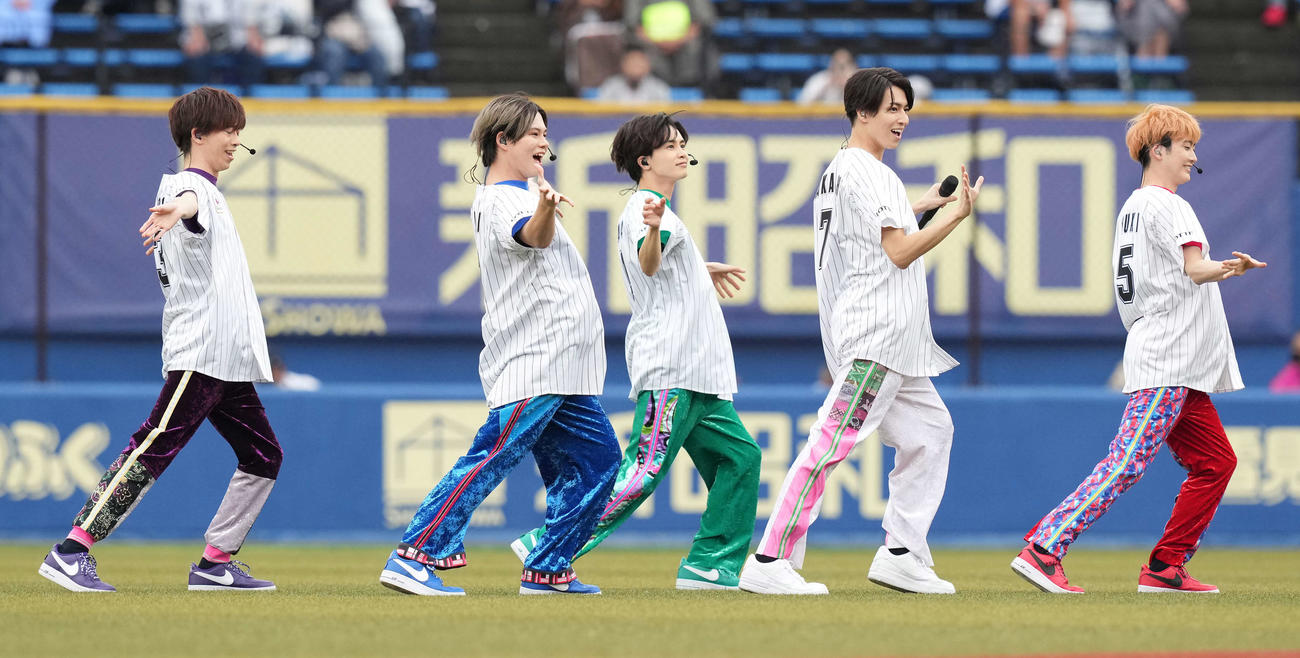 ロッテ対日本ハム　試合前、パフォーマンスする超特急（撮影・鈴木みどり）