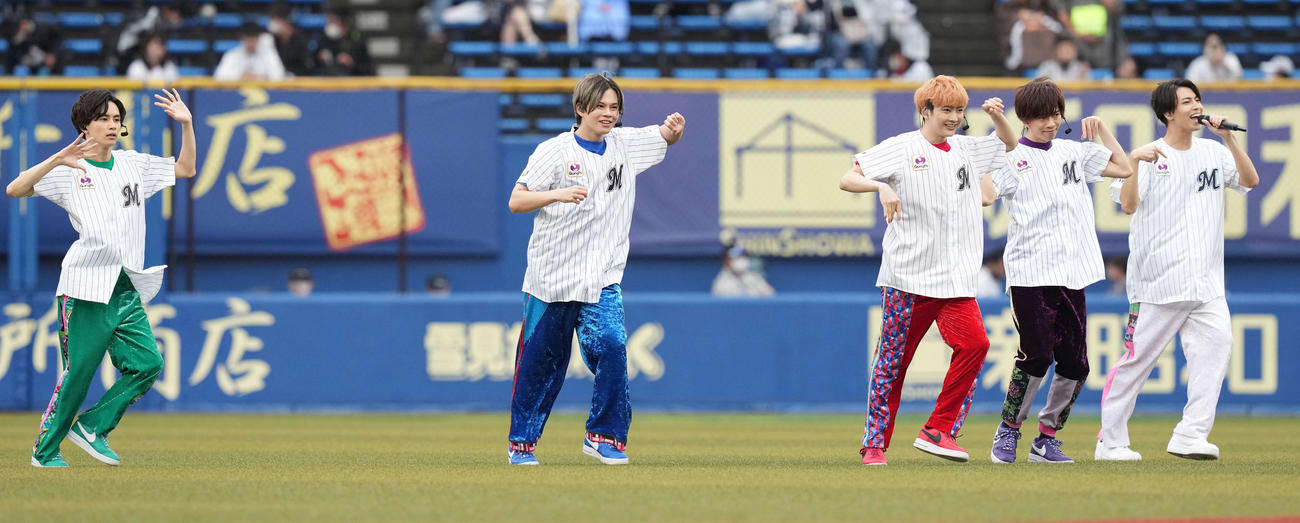 ロッテ対日本ハム　試合前、パフォーマンスする超特急（撮影・鈴木みどり）