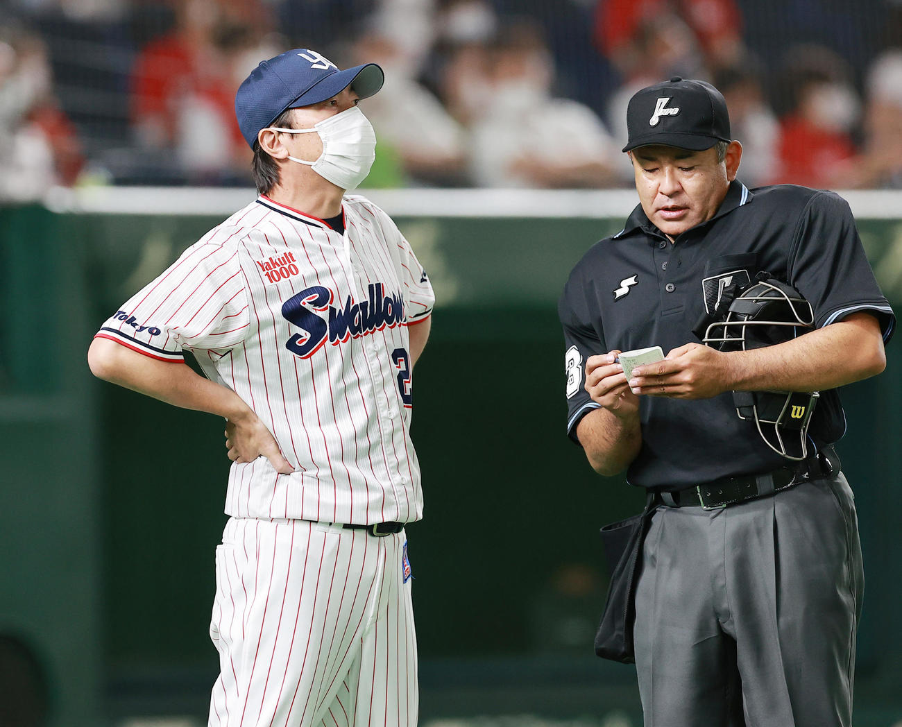ヤクルト対広島　選手交代を告げるヤクルト高津監督（撮影・野上伸悟）