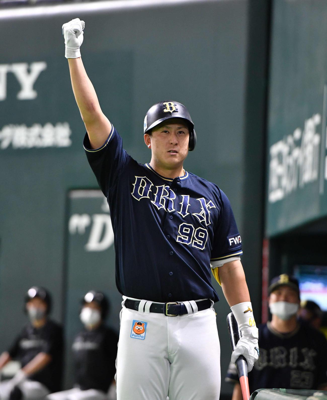 ソフトバンク対オリックス　6回表オリックス1死、左越え本塁打を放ち、昇天ポーズをとる杉本（撮影・岩下翔太）