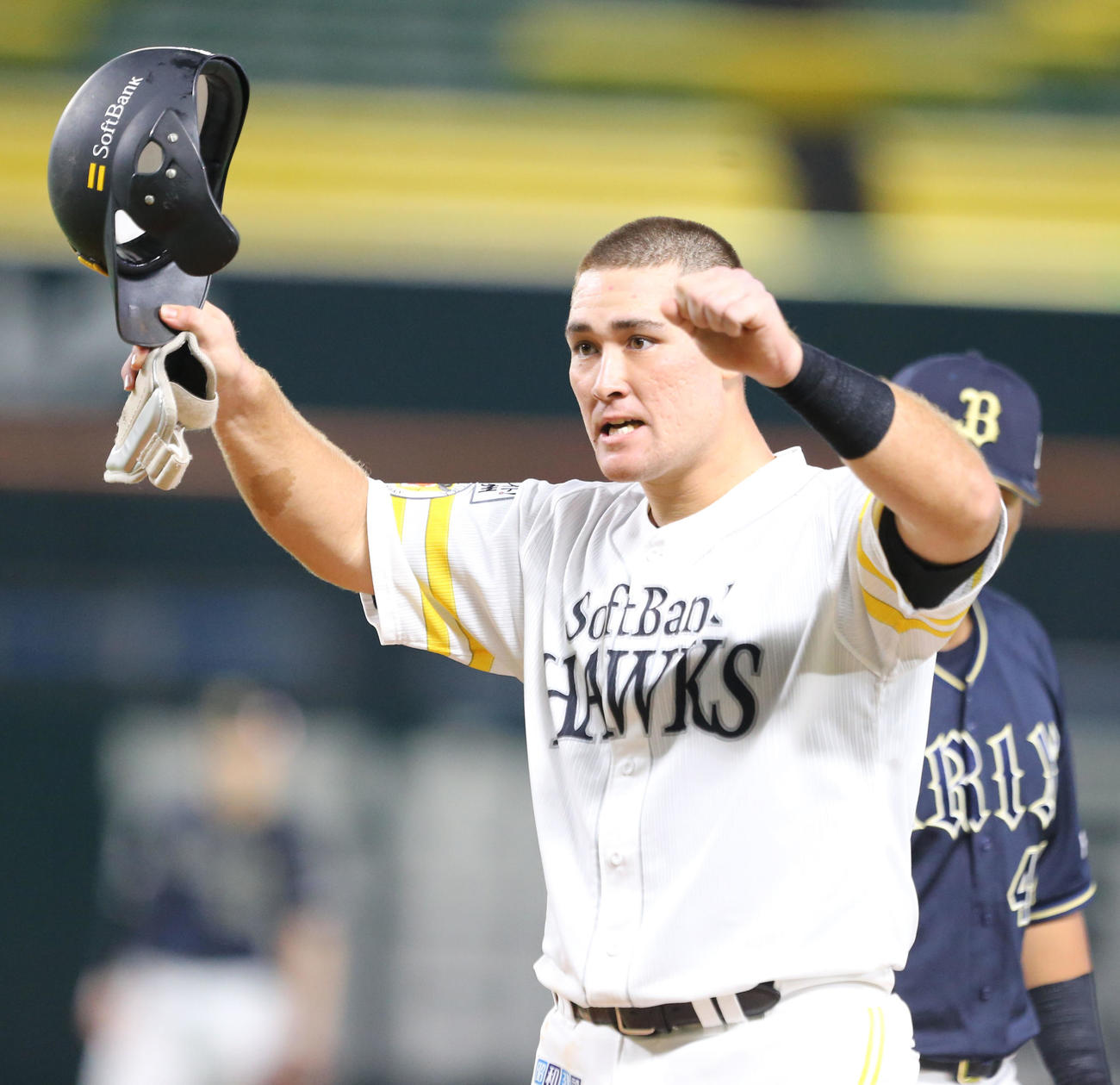 ソフトバンク対オリックス　7回裏ソフトバンク2死一塁　リチャードは中前にプロ初安打を放ちガッツポーズをする（撮影・屋方直哉）