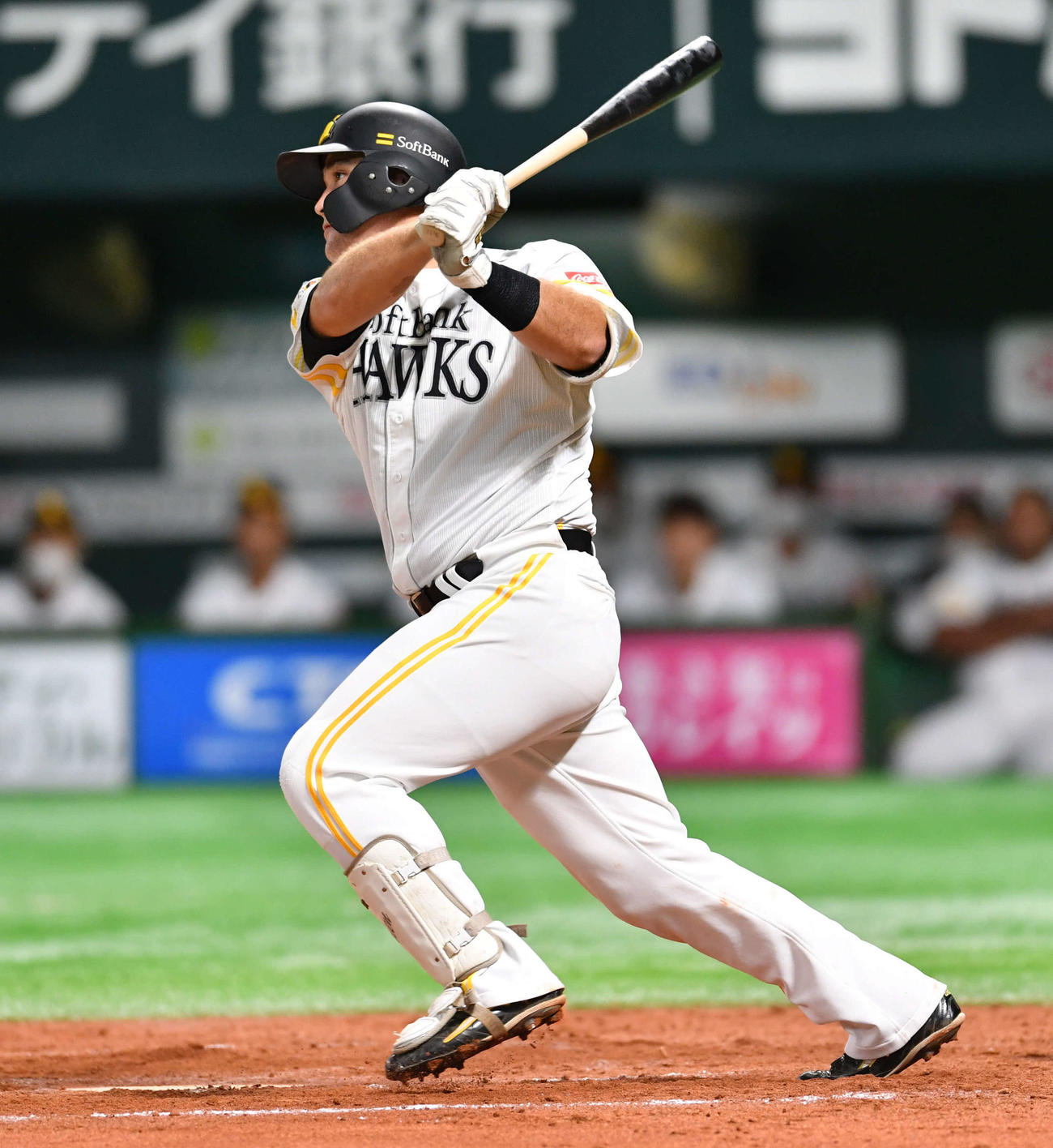 ソフトバンク対オリックス　7回裏ソフトバンク2死一塁、リチャードは中前へプロ初安打を放つ（撮影・岩下翔太）