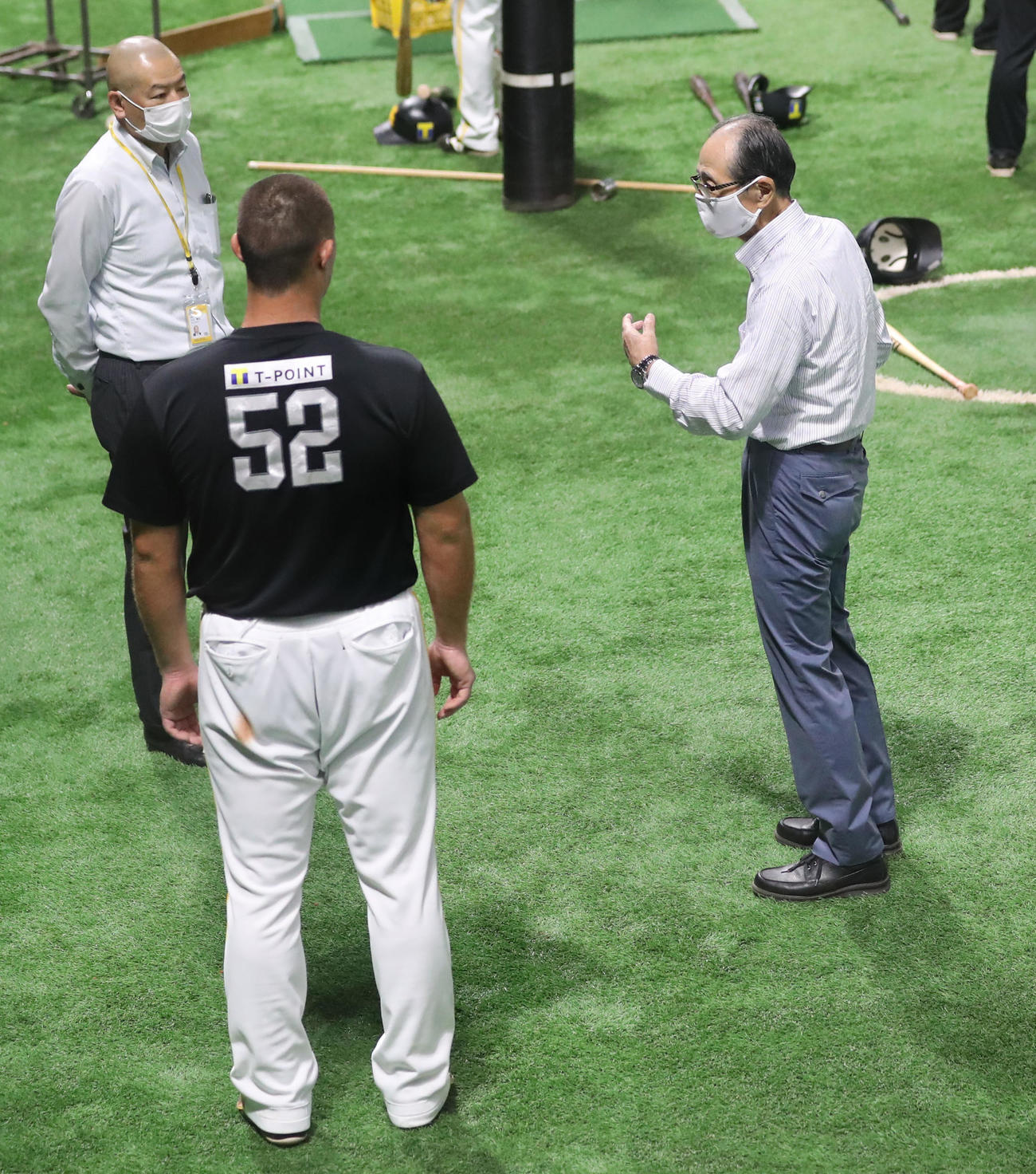 ソフトバンク対オリックス　練習中にリチャードに指導する王球団会長（撮影・屋方直哉）
