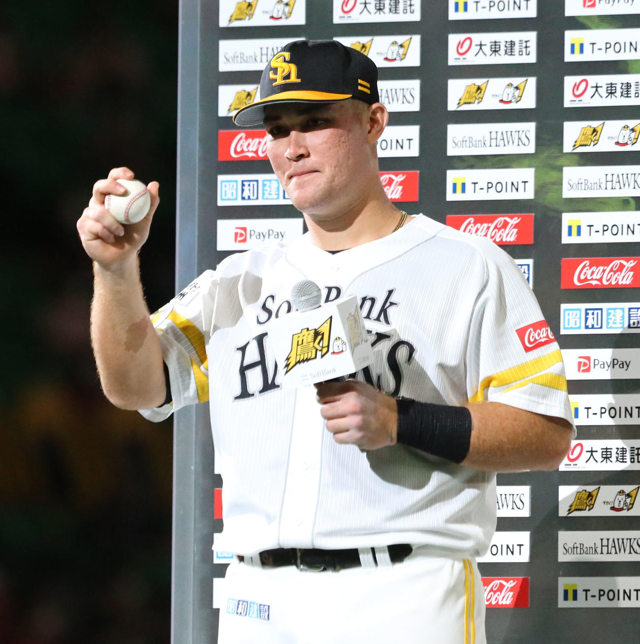 ソフトバンク対オリックス　ヒーローインタビューを受けるリチャード（撮影・屋方直哉）