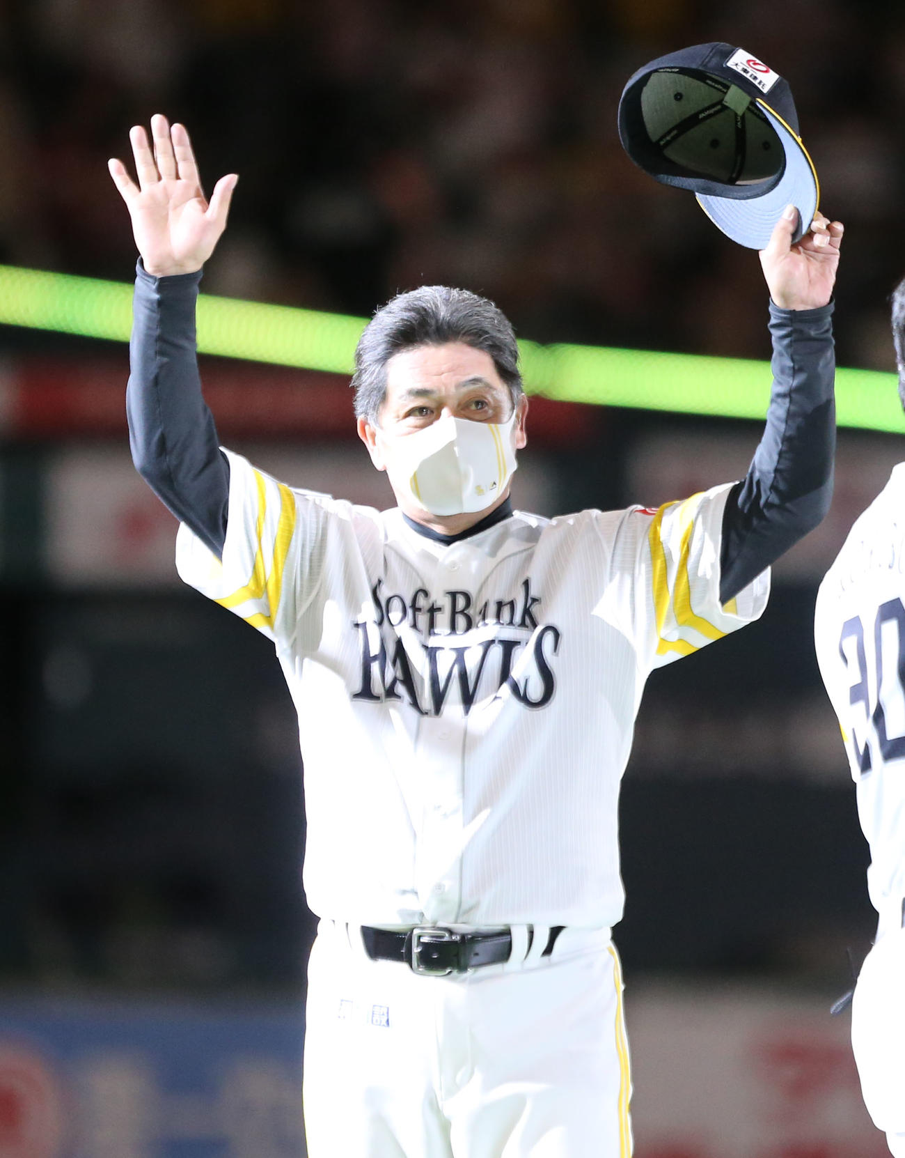 ソフトバンク対オリックス　オリックスに勝利し観客に手を振る工藤監督（撮影・屋方直哉）