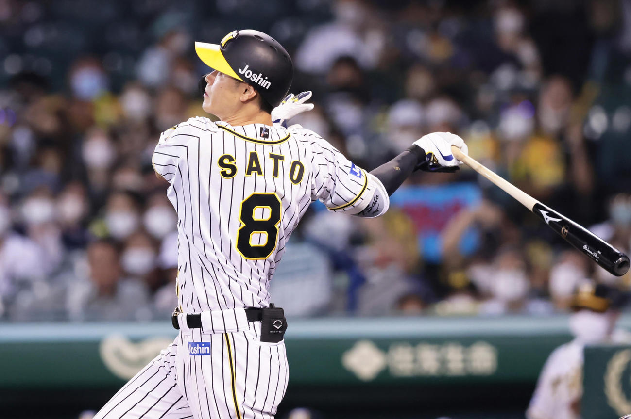 阪神対巨人　2回裏阪神2死、右飛に倒れた佐藤輝（撮影・足立雅史）