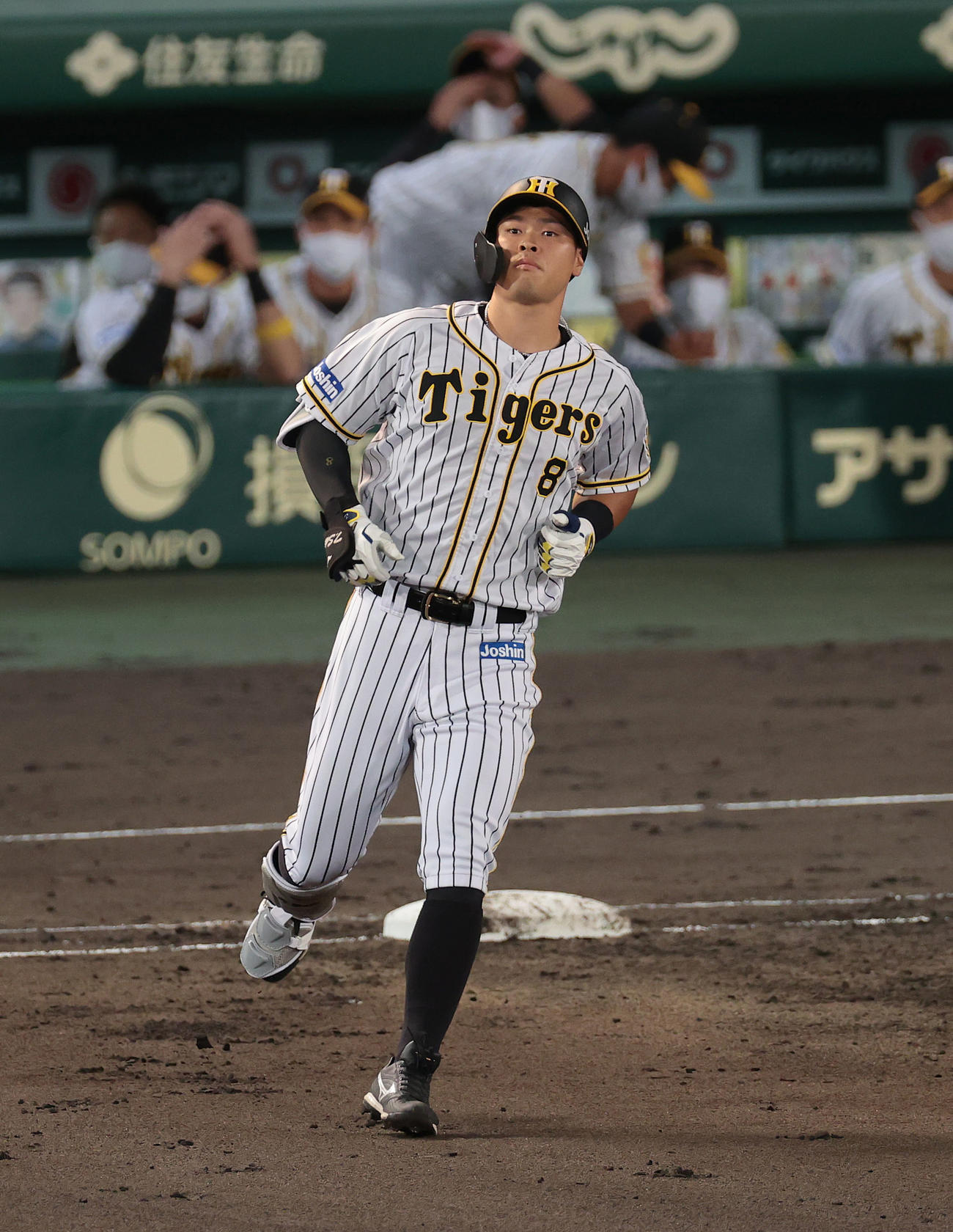 阪神対巨人　2回裏阪神2死、右飛に倒れた佐藤輝（撮影・前田充）