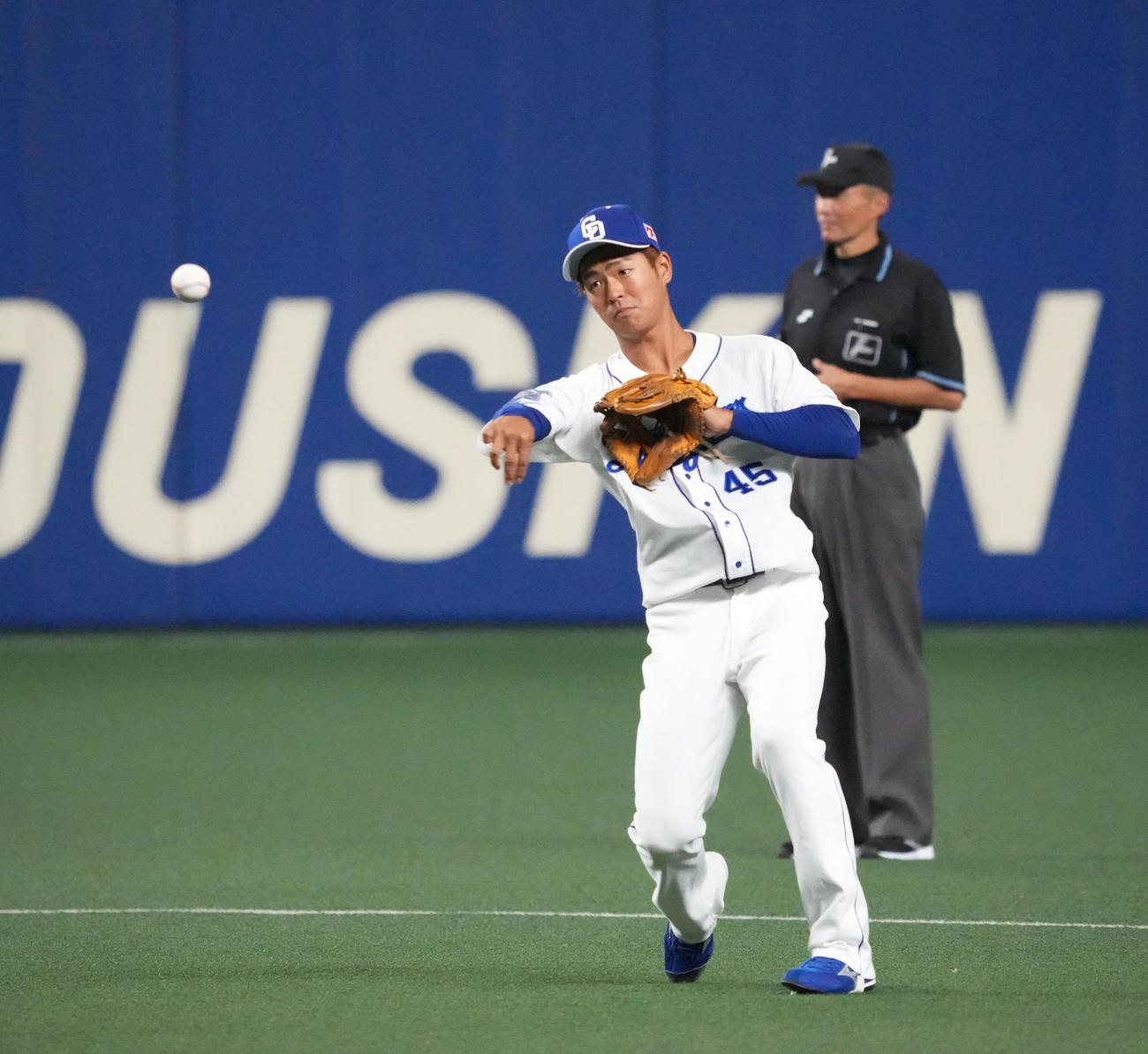 中日対DeNA 9回表、二塁守備に就く土田（撮影・森本幸一）