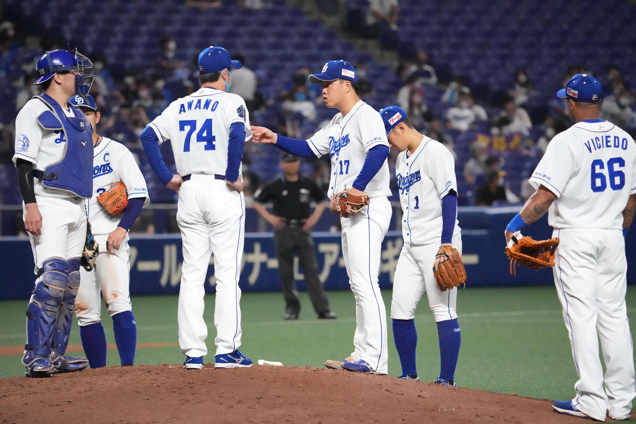 中日対DeNA 6回表DeNA2死二塁、ピンチを迎え、柳のもとに集まる阿波野投手コーチら中日ナイン（撮影・森本幸一）