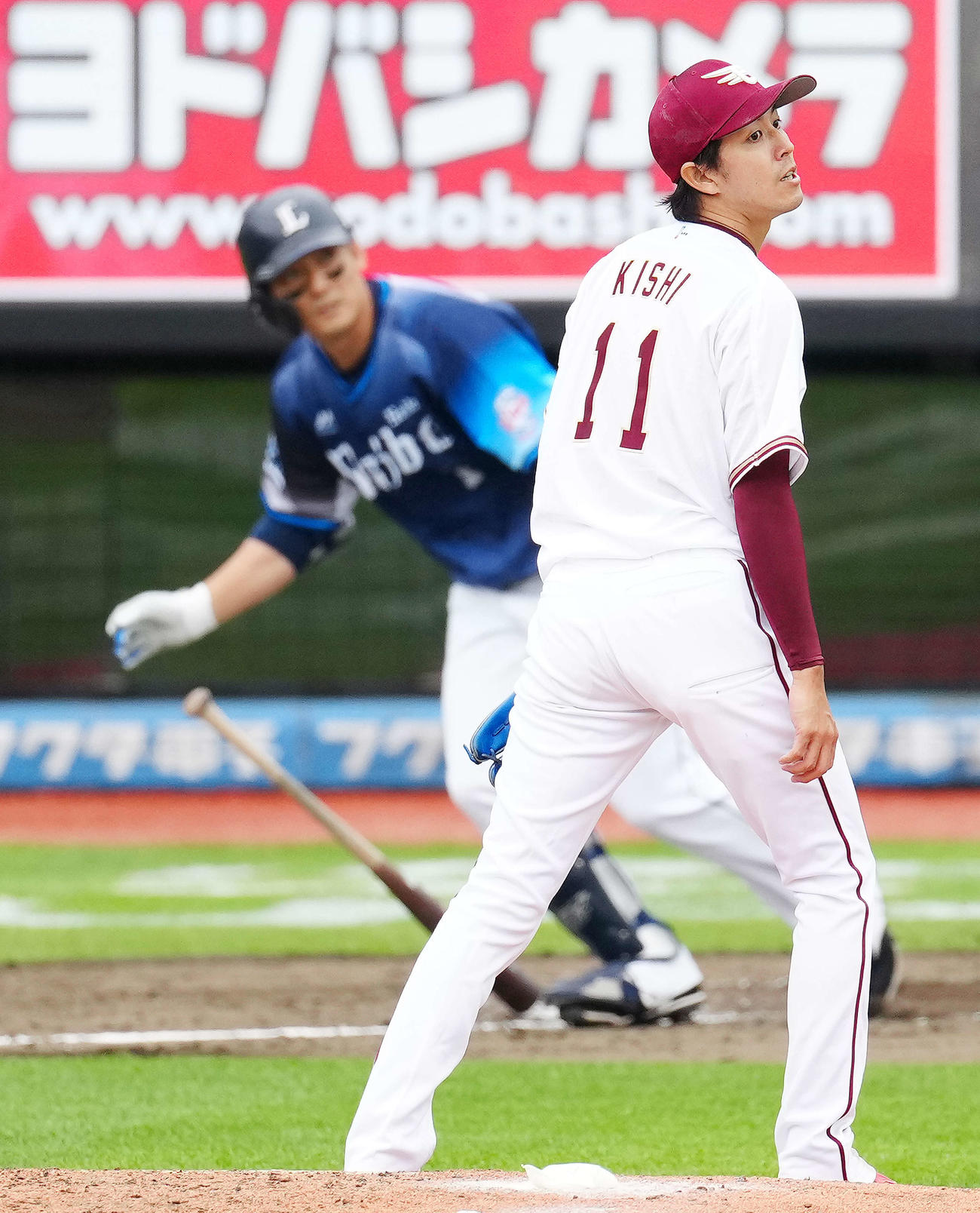 楽天対西武　4回表西武2死、栗山（左）を左飛に仕留める岸（撮影・江口和貴）