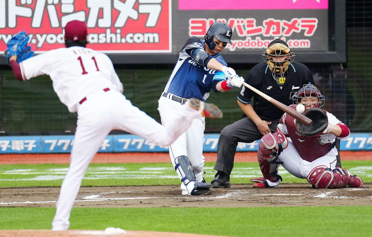楽天対西武　6回表西武1死満塁、中犠飛を放つ栗山。投手岸（撮影・江口和貴）