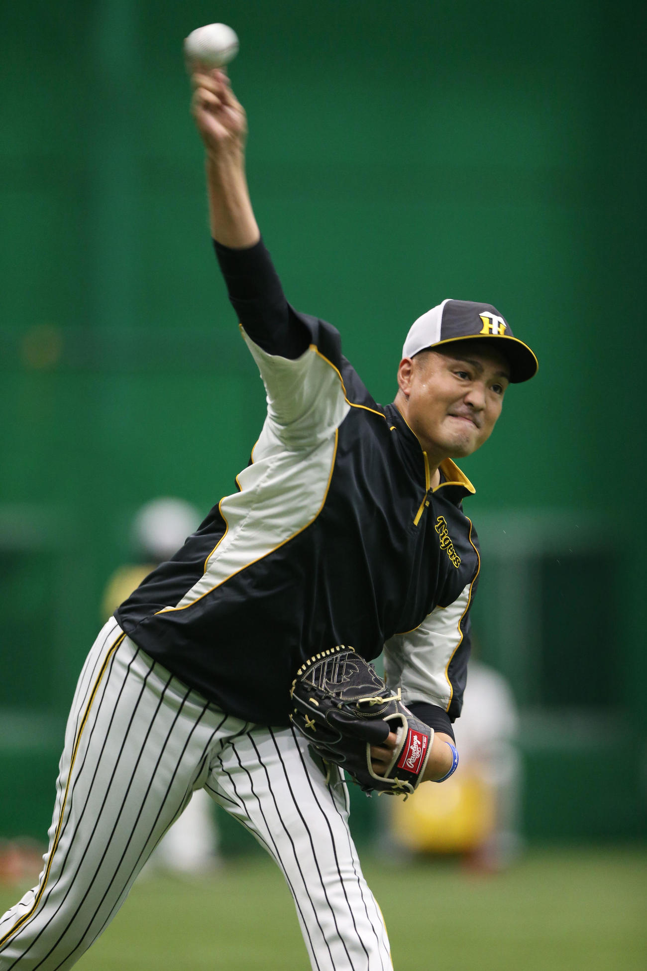 阪神対巨人　試合前、室内でキャッチボールを行う秋山（撮影・上山淳一）