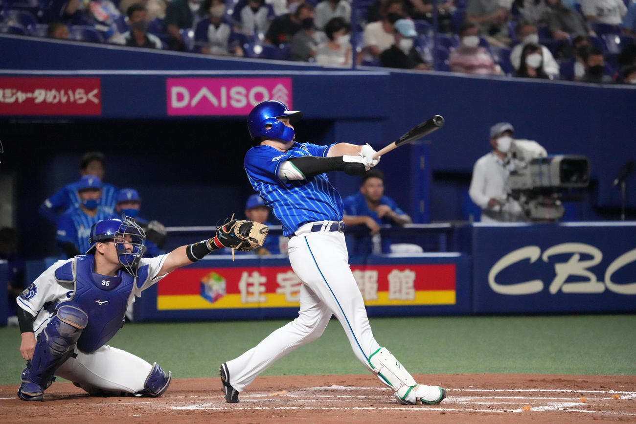 中日対DeNA 7回表DeNA2死一塁、右越え2点本塁打を放つ佐野（撮影・森本幸一）
