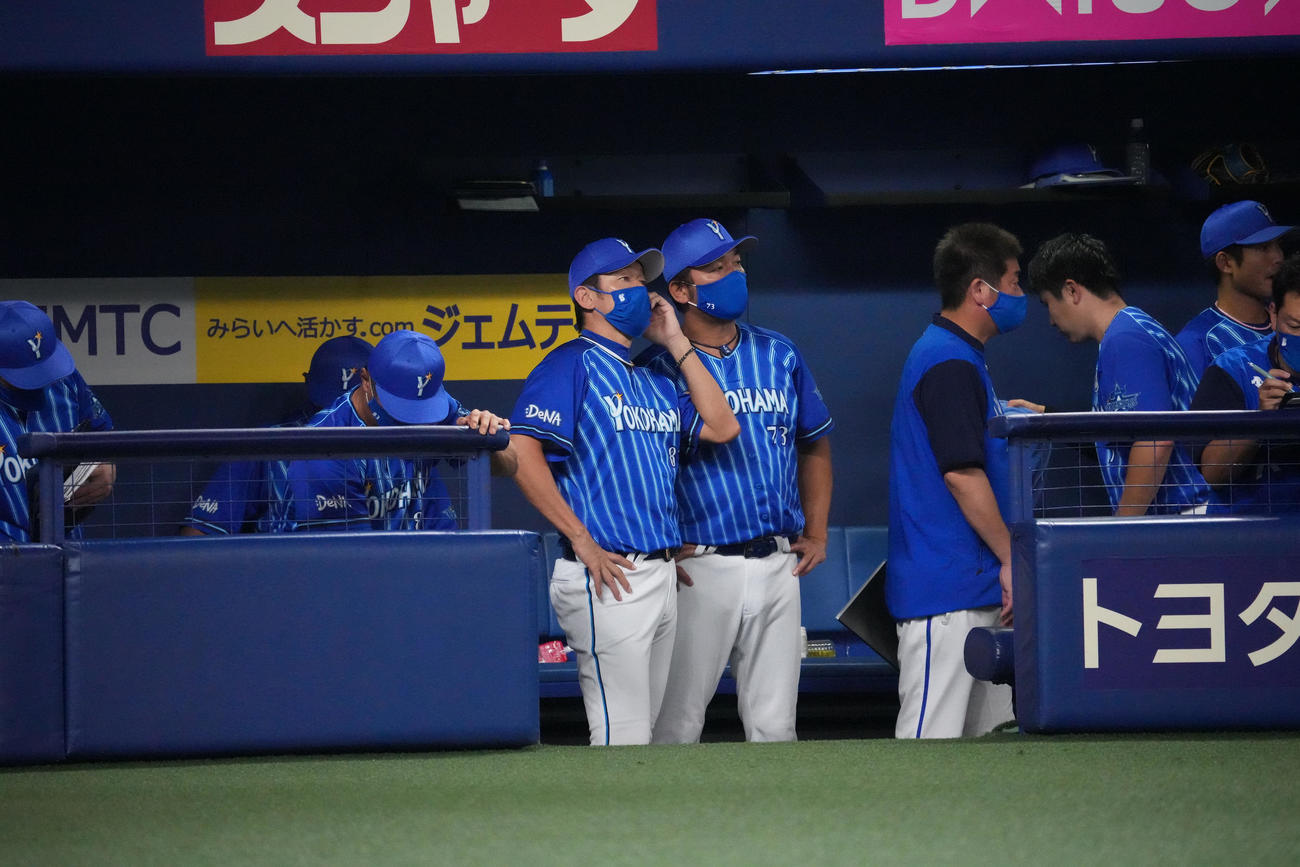 中日対DeNA 6回表DeNA攻撃終了、ベンチの三浦監督（撮影・森本幸一）