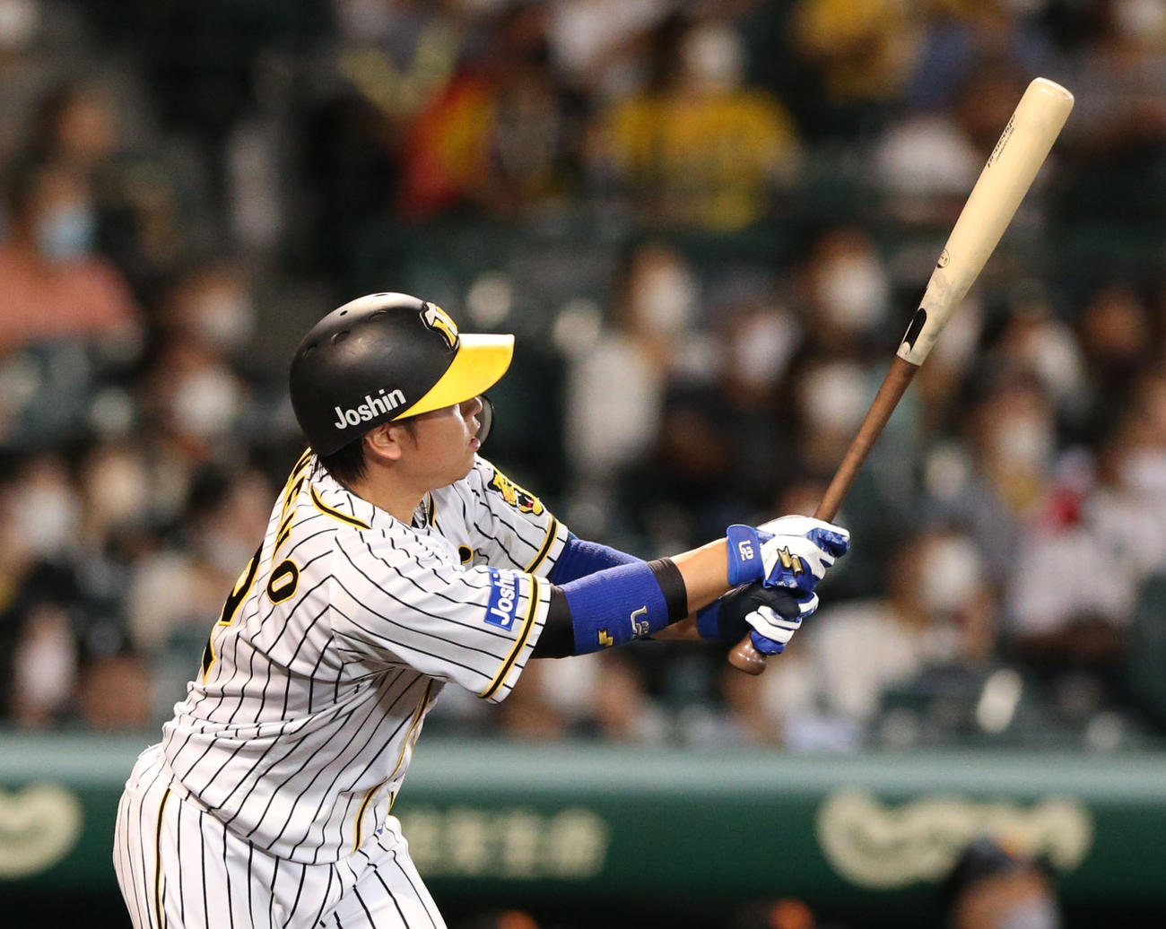 阪神対巨人　5回裏阪神1死一塁、梅野は左越え2点本塁打を放つ（撮影・上山淳一）