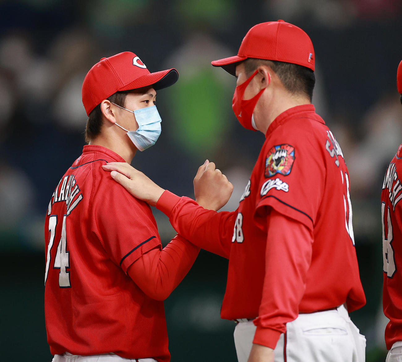 ヤクルト対広島　3勝目を挙げ佐々岡監督（右）に迎えられる広島高橋昂（撮影・野上伸悟）