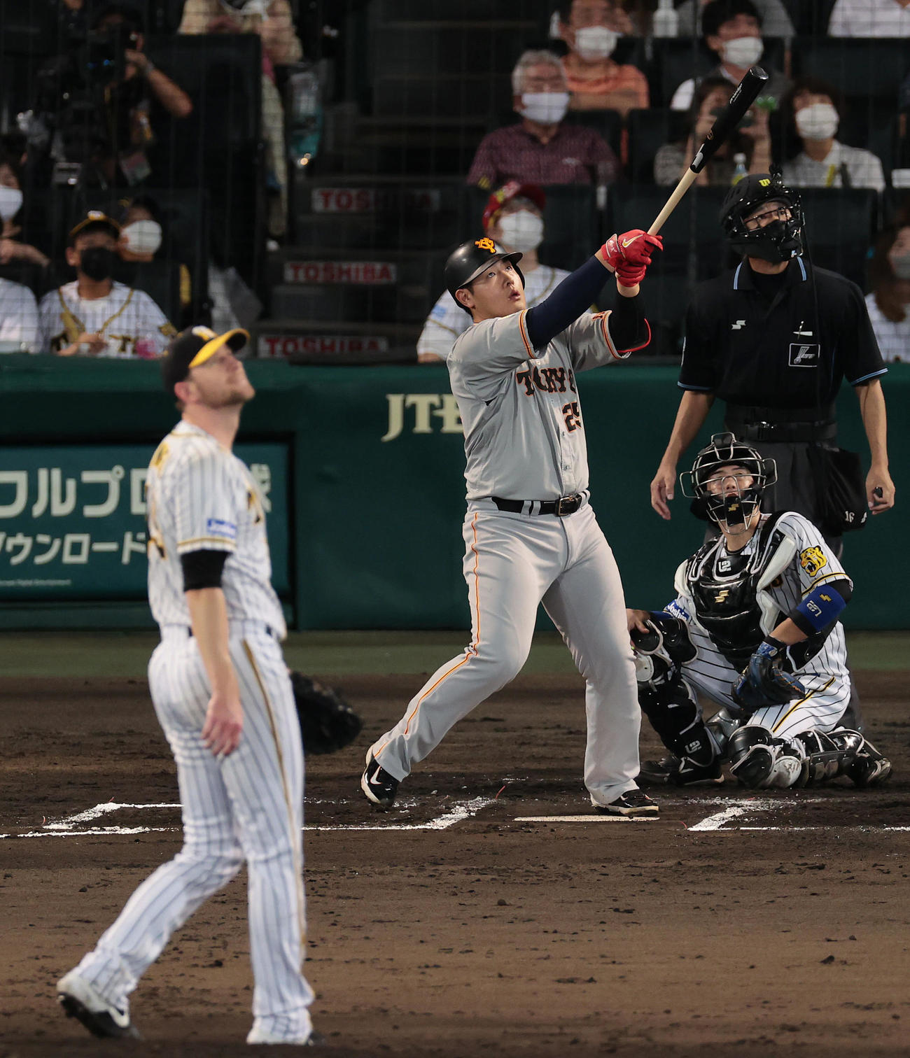 阪神対巨人　6回表巨人1死三塁、逆転となる左越え2点本塁打を放つ岡本和。投手ガンケル（撮影・前田充）