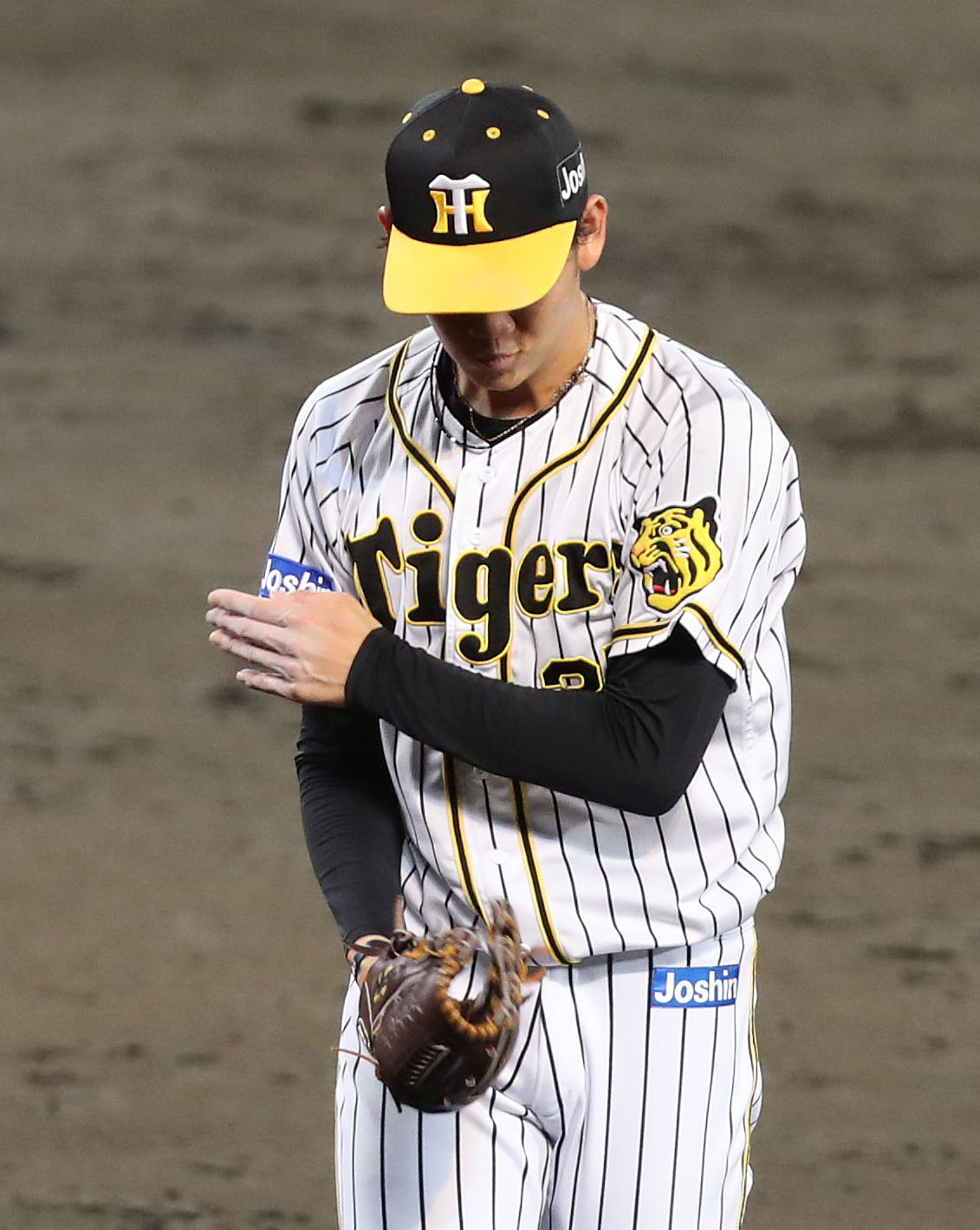 阪神対巨人　7回表巨人2死三塁、代打中島を空振り三振にしてグラブをたたく及川（撮影・白石智彦）
