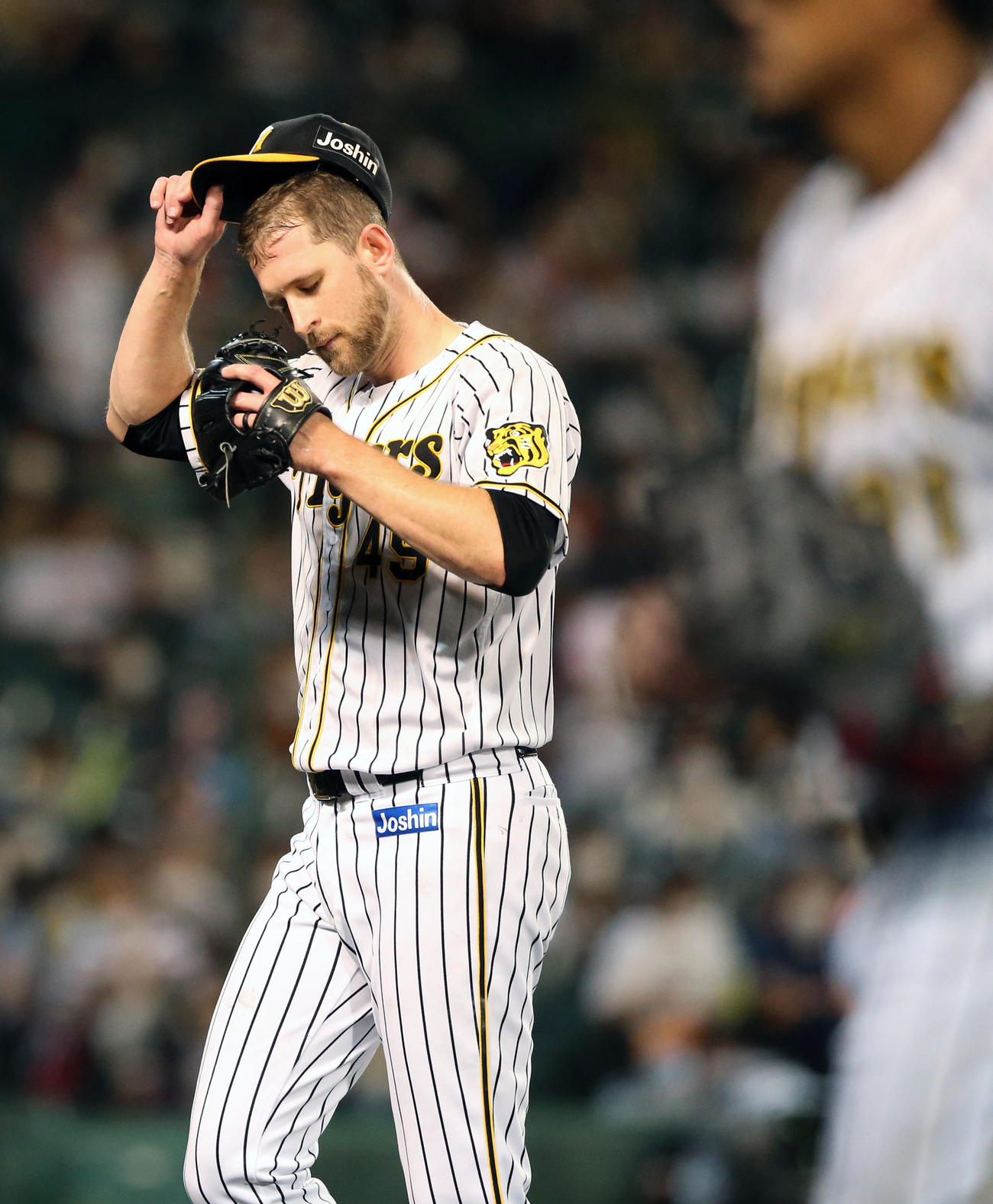 阪神対巨人　6回、岡本和に2点本塁打を打たれたガンケルは汗を拭きながらベンチに引き揚げる（撮影・上山淳一）