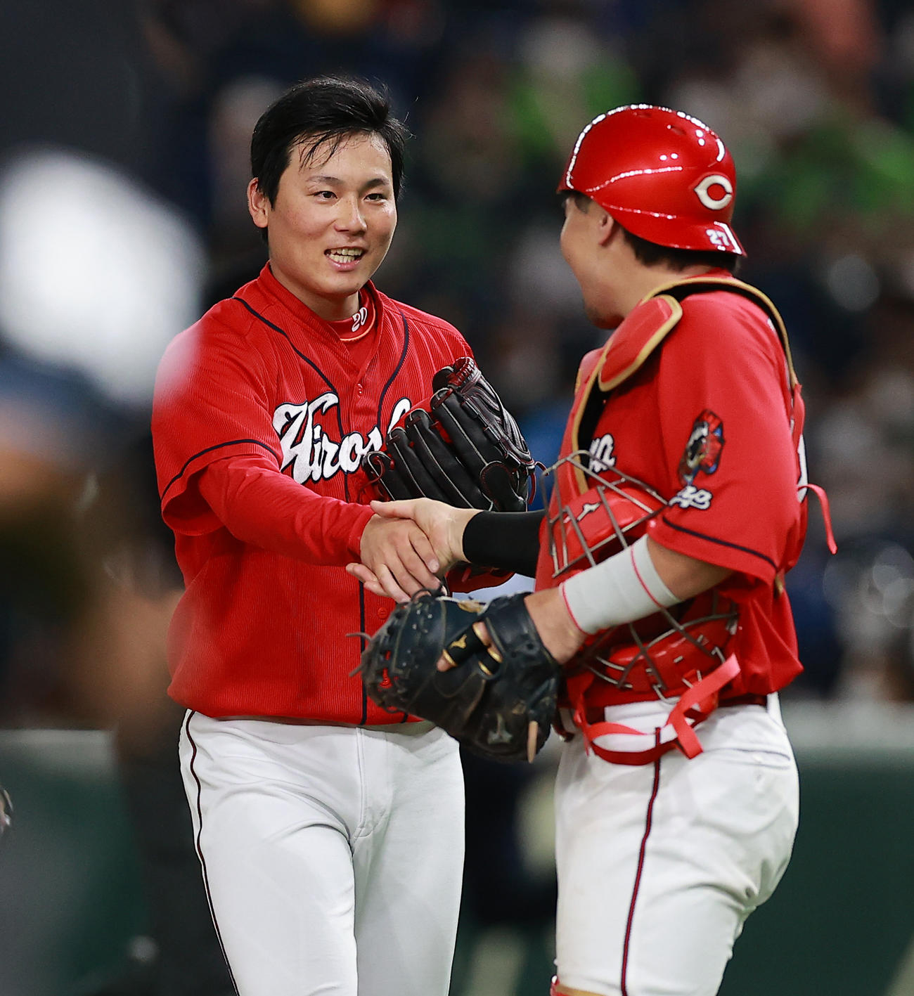 ヤクルト対広島　会沢（右）と勝利を喜びあう広島あ栗林（撮影・野上伸悟）