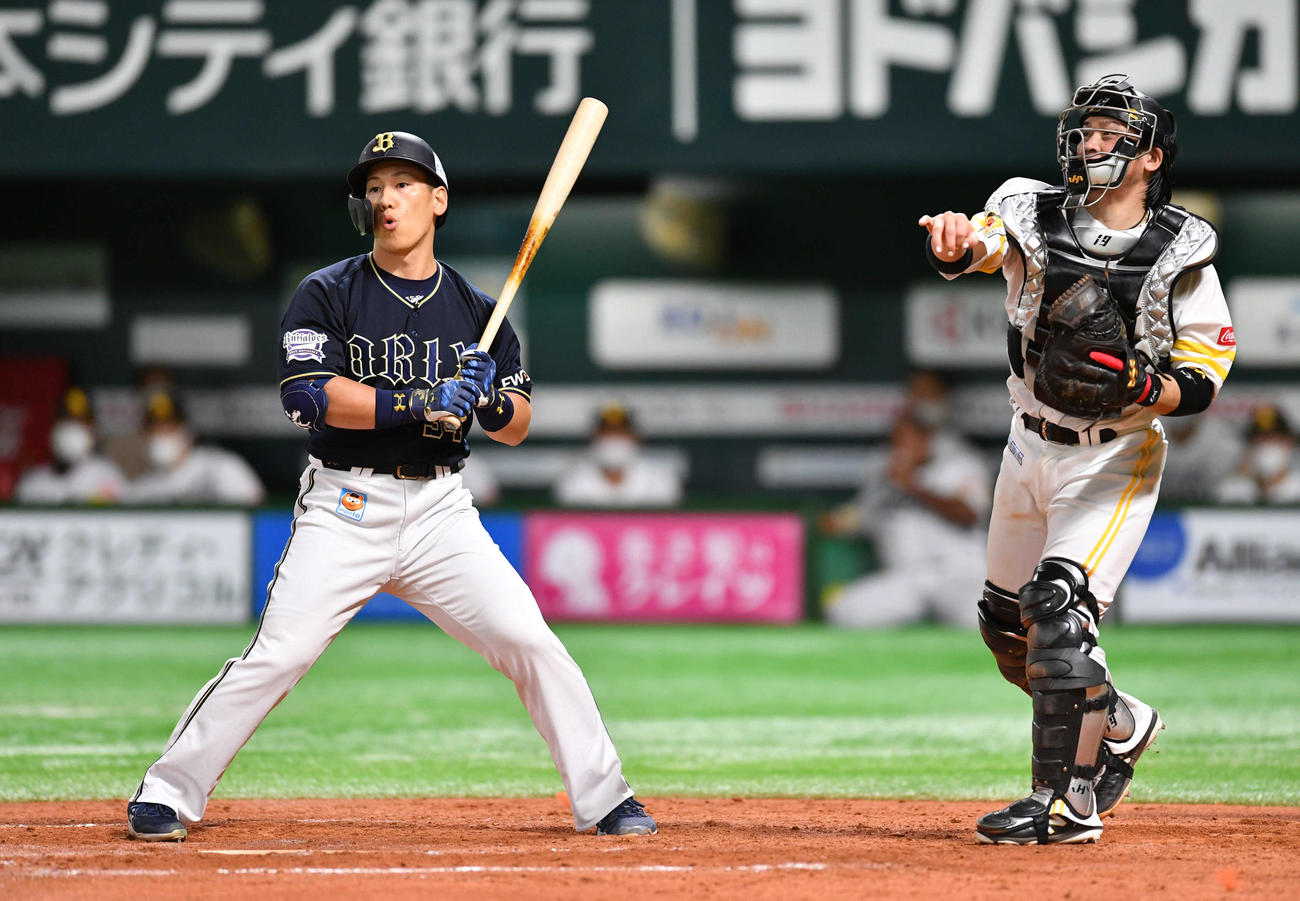 ソフトバンク対オリックス　8回表オリックス無死、代打の吉田正は見逃し三振に倒れる。捕手は甲斐（撮影・岩下翔太）