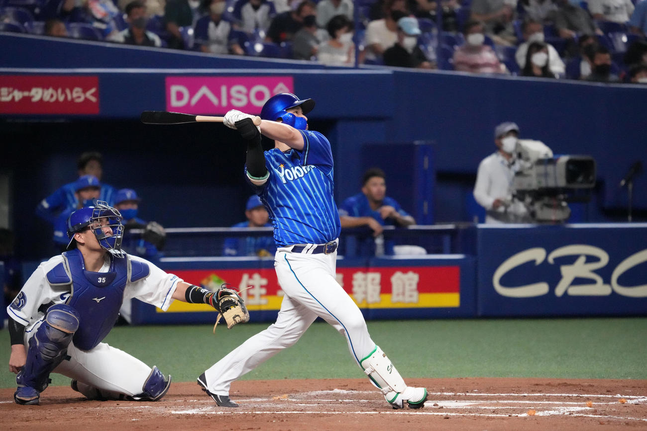 中日対DeNA 7回表DeNA2死一塁、右越え2点本塁打を放つ佐野（撮影・森本幸一）