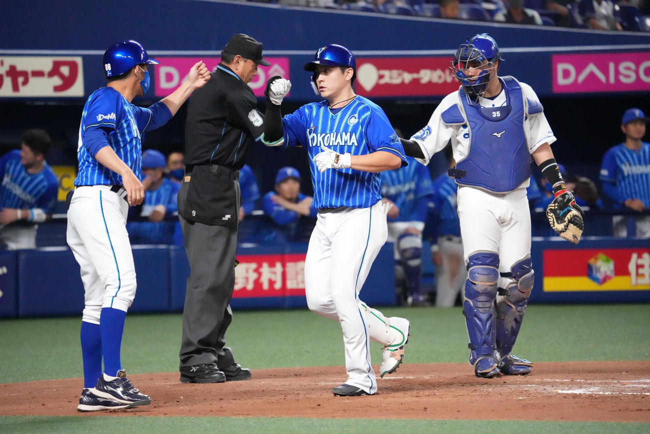 中日対DeNA 7回表DeNA2死一塁、右越え2点本塁打を放ち生還する佐野（撮影・森本幸一）