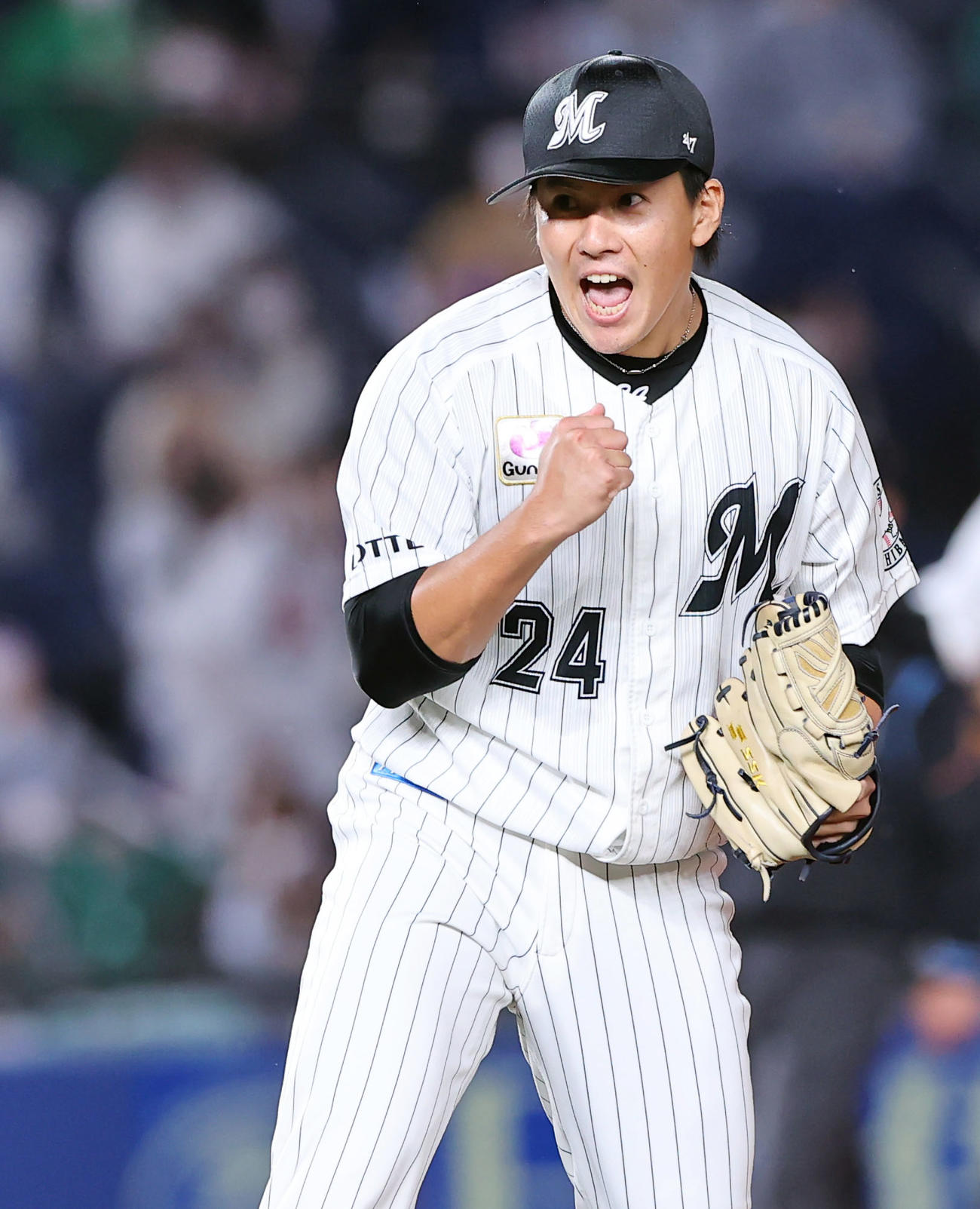 ロッテ対日本ハム　5回表日本ハム1死一、二塁、木村を二ゴロ併殺に仕留め雄たけびを上げる東妻（撮影・垰建太）