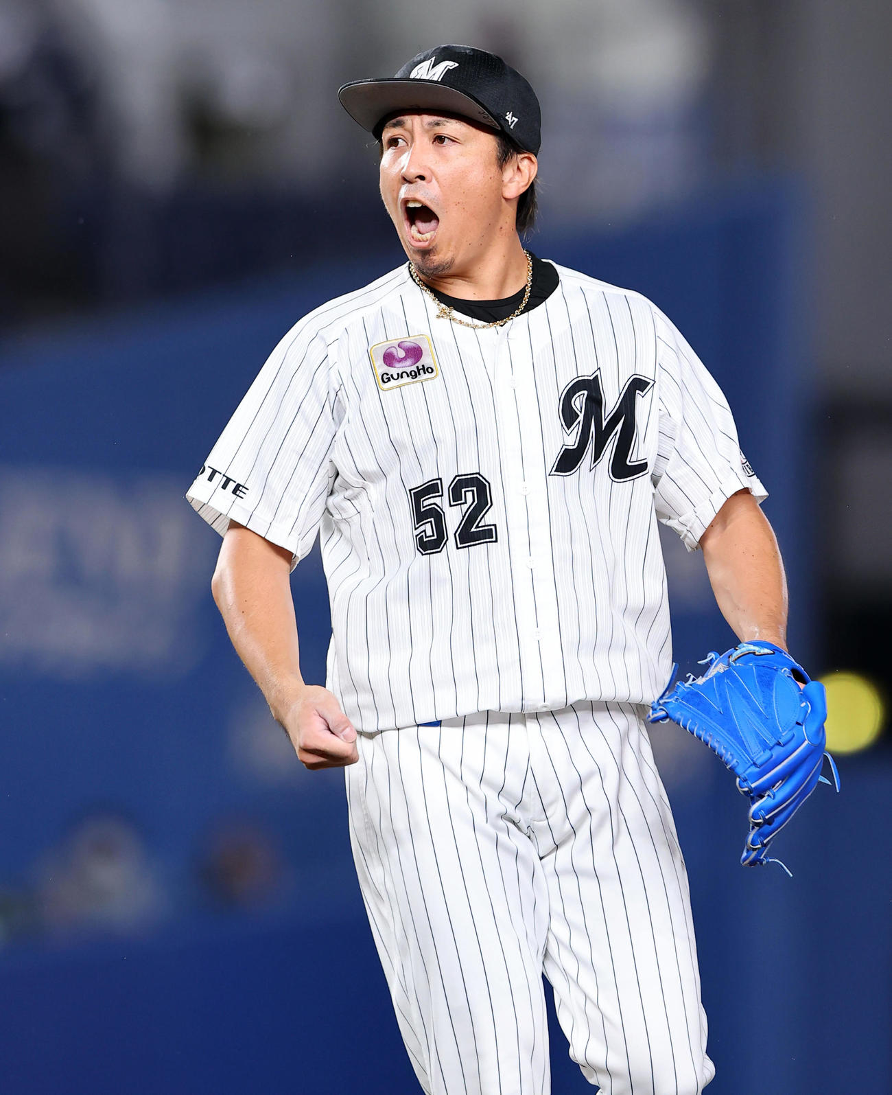 ロッテ対日本ハム　9回表日本ハム2死三塁、野村を一飛に仕留め無失点で抑えた益田は雄たけびを上げる（撮影・垰建太）