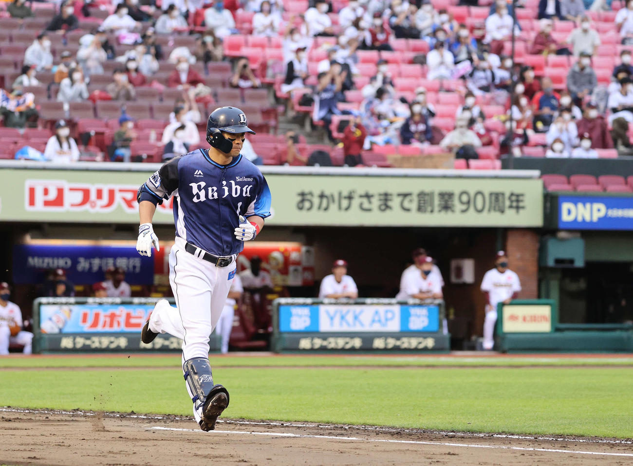楽天対西武　9回表西武1死、左前打を放ち通算2000安打を達成し一塁へ向かう栗山（撮影・河野匠）