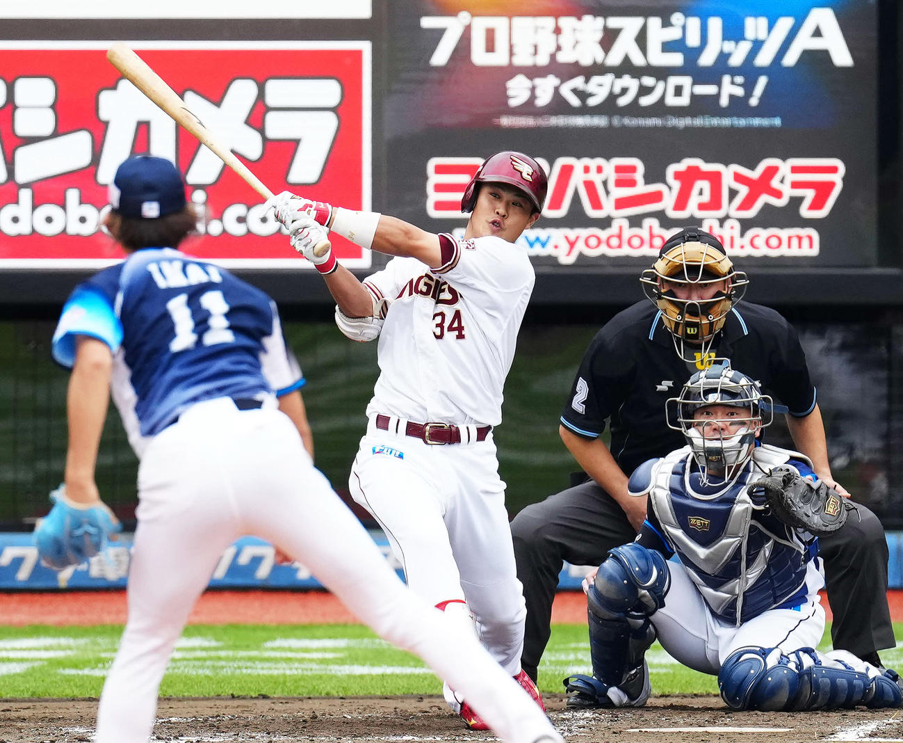 3回裏楽天1死二塁、同点適時二塁打を放つ山崎剛。投手今井（撮影・江口和貴）