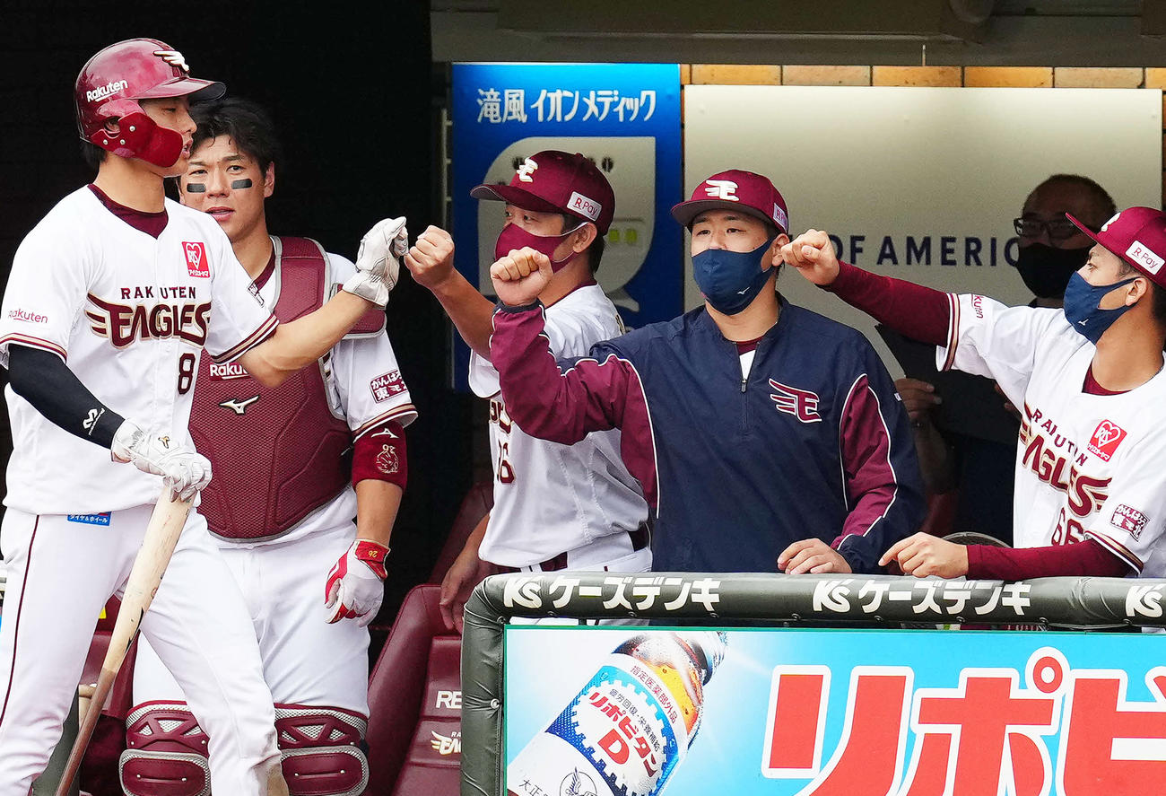3回裏楽天2死一、三塁、茂木の適時打で生還した辰己（左端）を迎える浅村（左から4人目）（撮影・江口和貴）