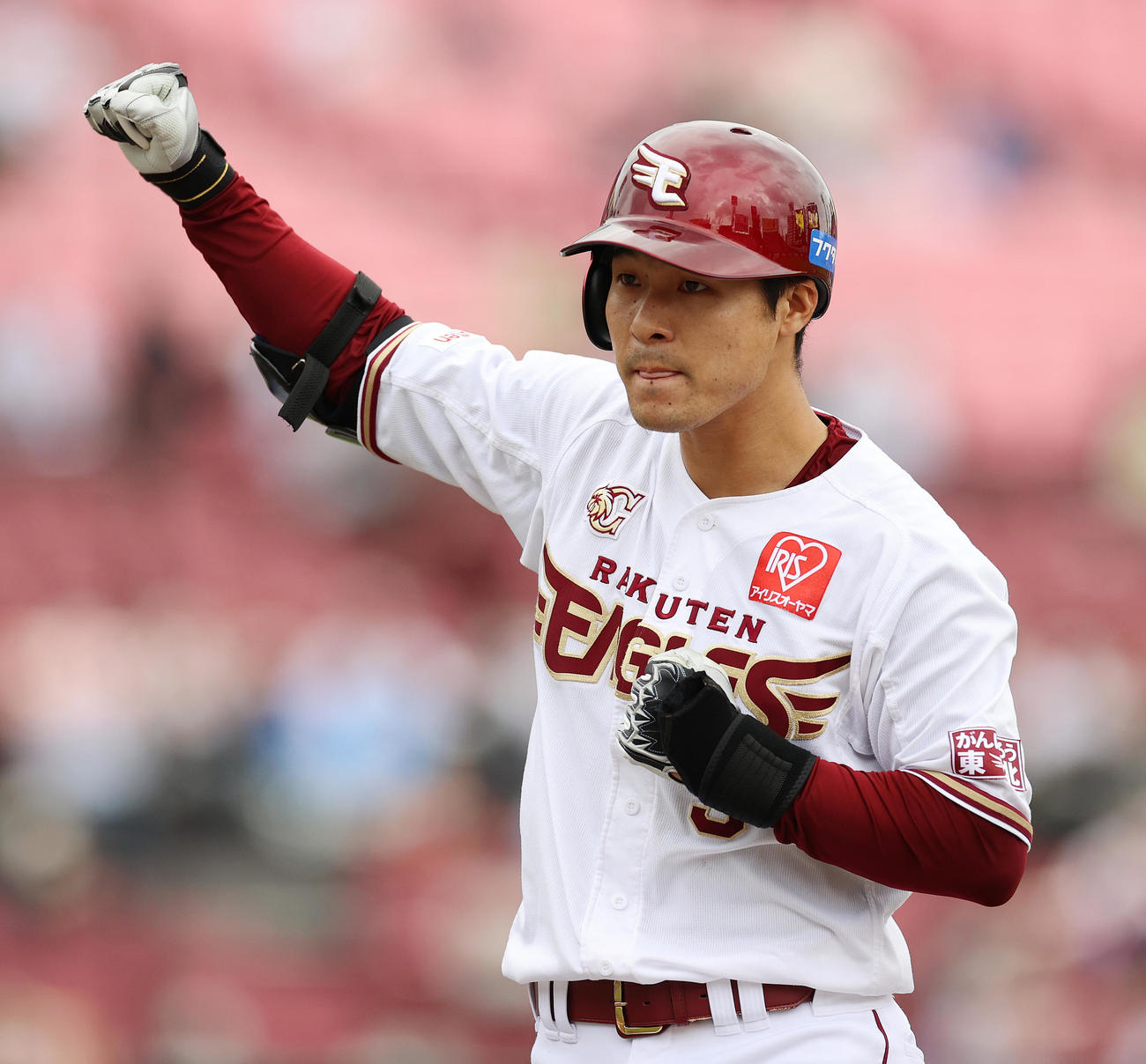 3回裏楽天2死一、三塁、適時打を放ちガッツポーズの茂木（撮影・河野匠）